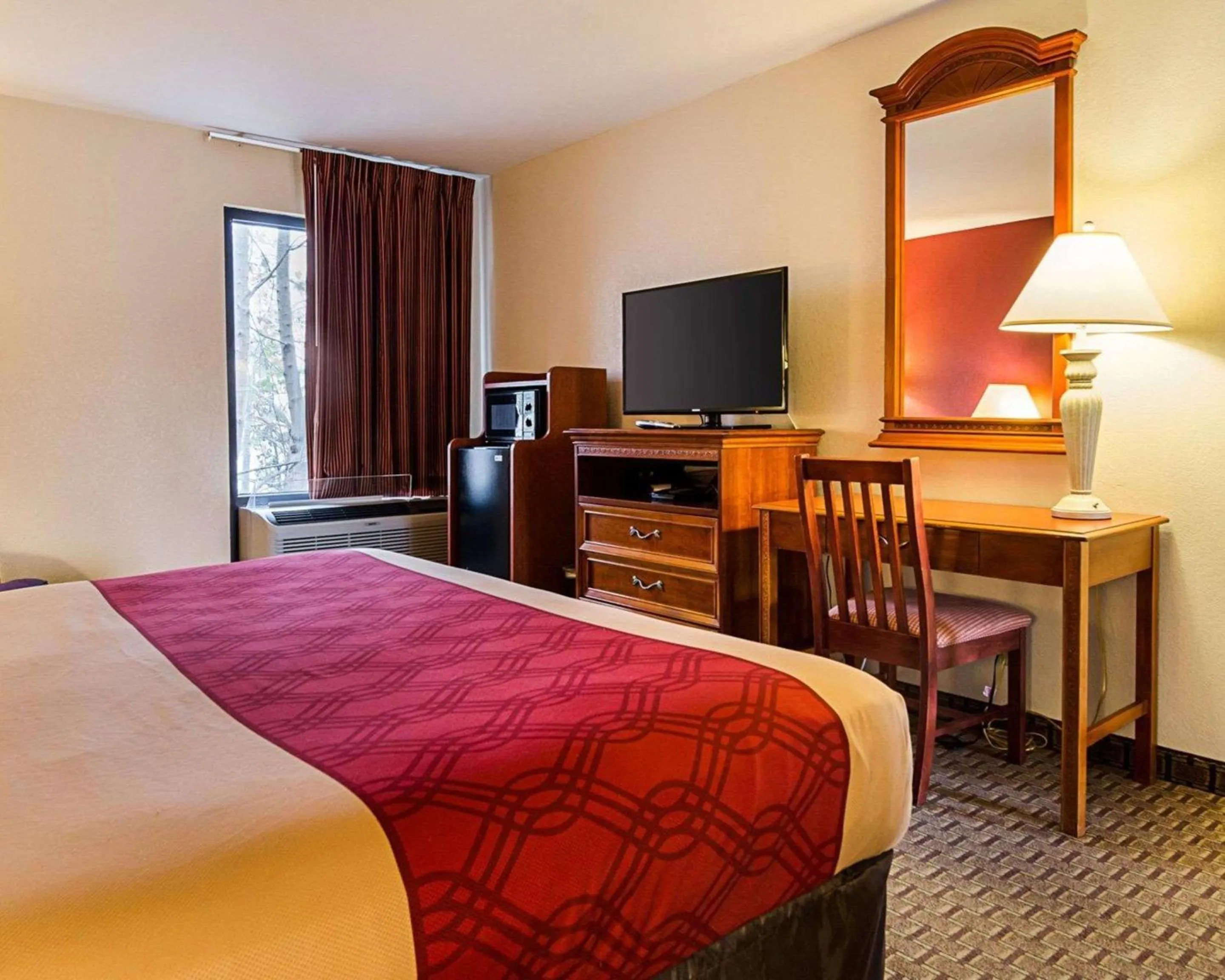 Photo of the whole room, Bed in Econo Lodge