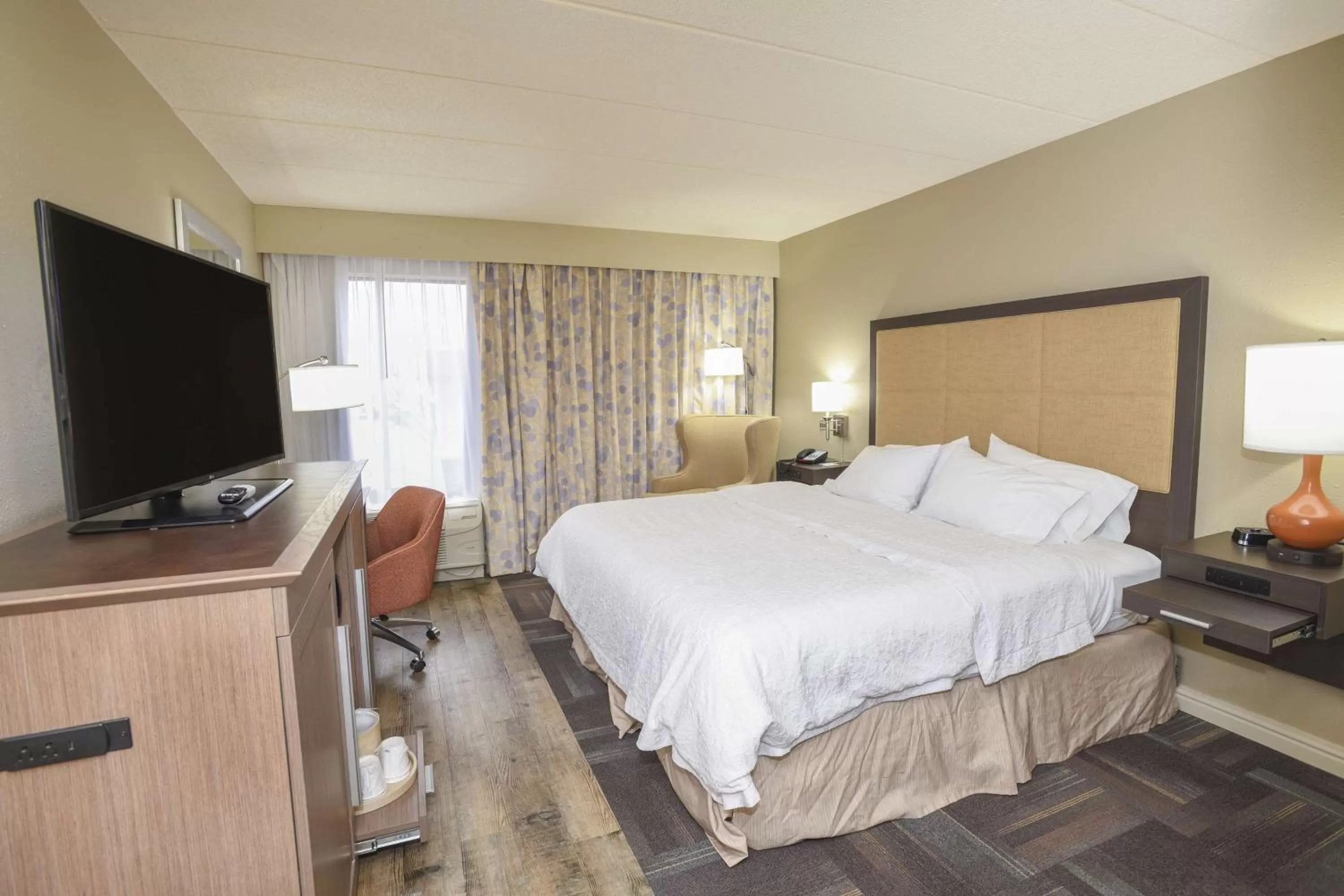 Bedroom, Bed in Hampton Inn Cincinnati Eastgate