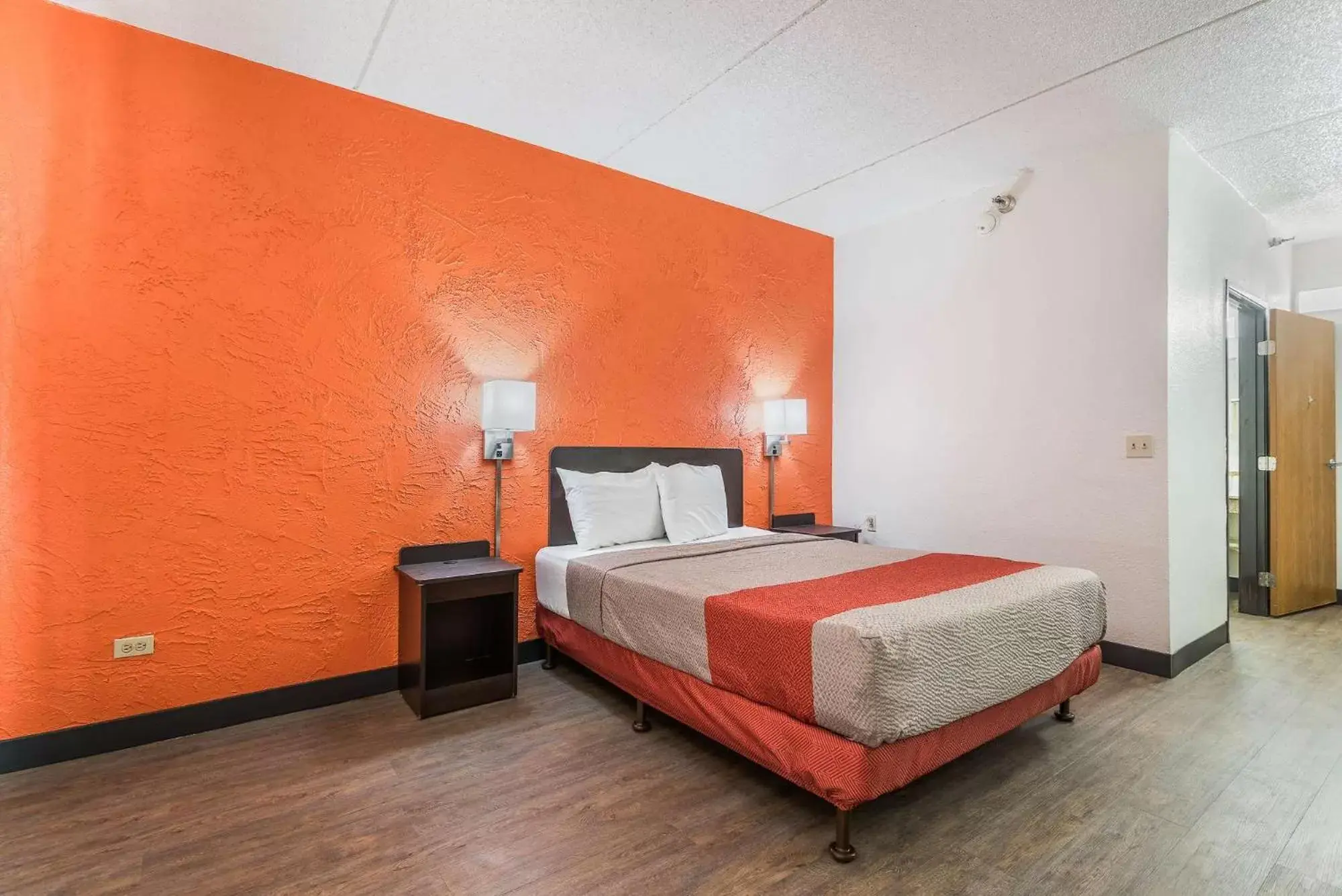 Queen Room - Non-Smoking in Motel 6-Bridgeview, IL Queen Room - Non-Smoking in Motel 6-Bridgeview, IL