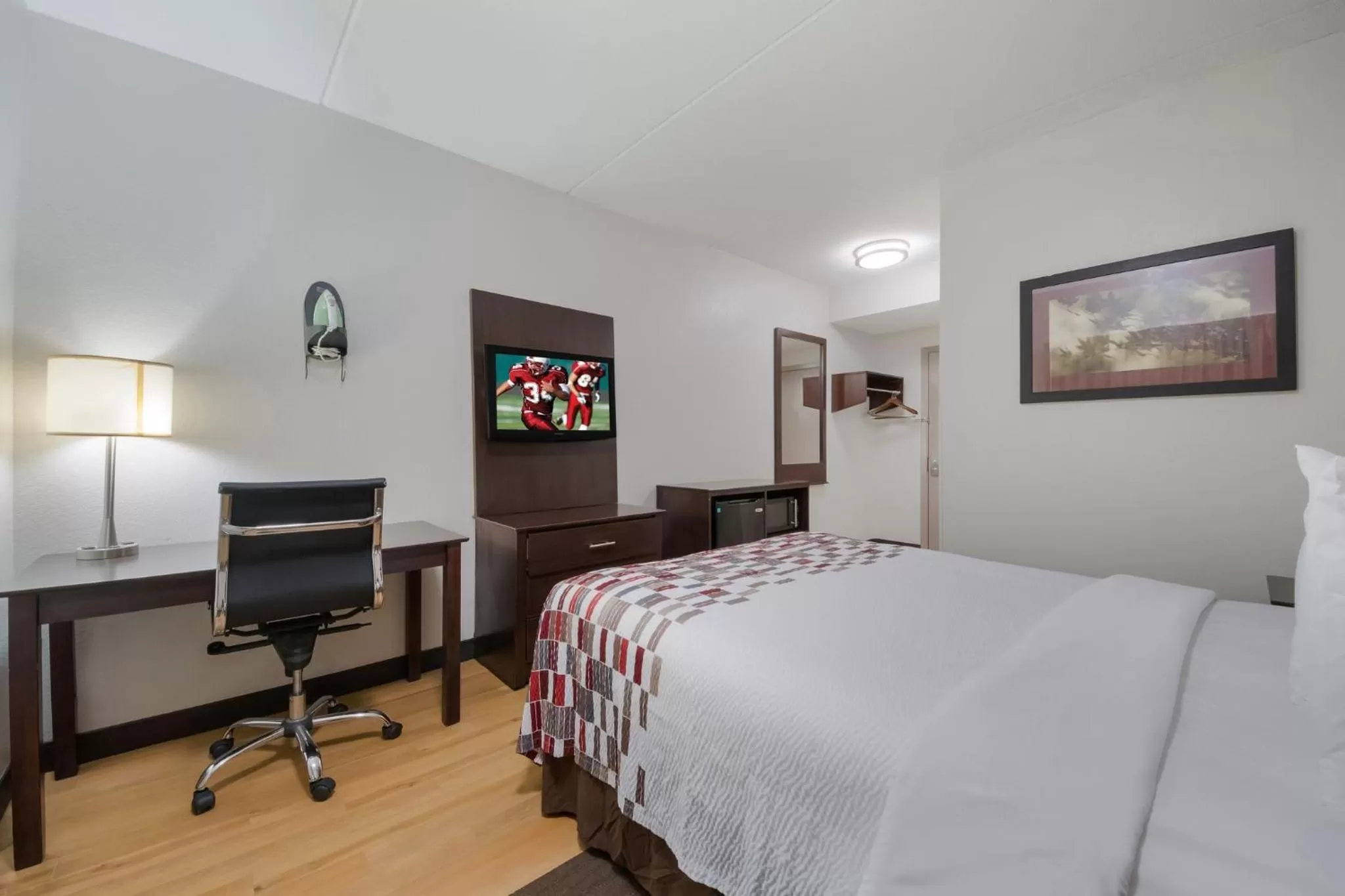 Bedroom, Bed in Red Roof Inn San Antonio - Seaworld Northwest