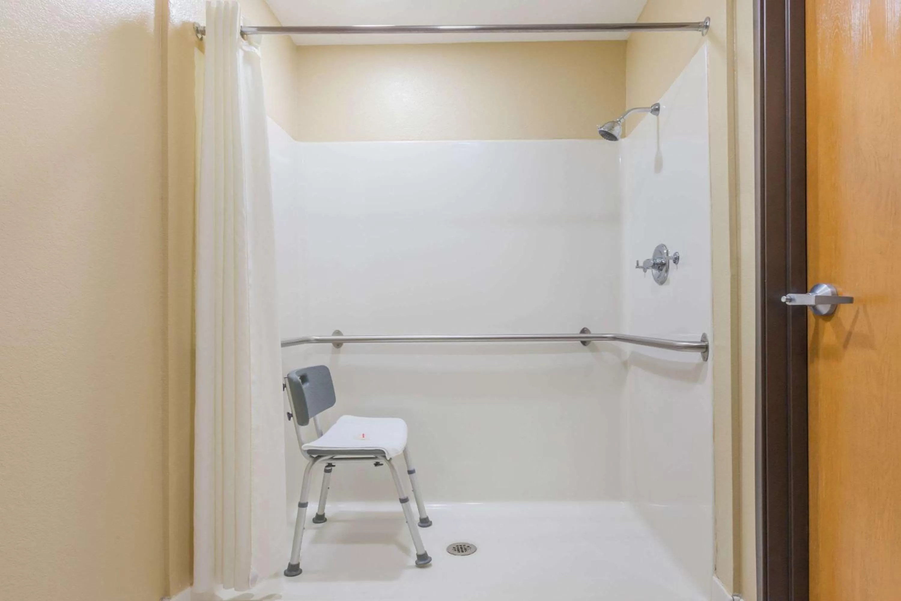 Bathroom in Super 8 by Wyndham Mount Vernon