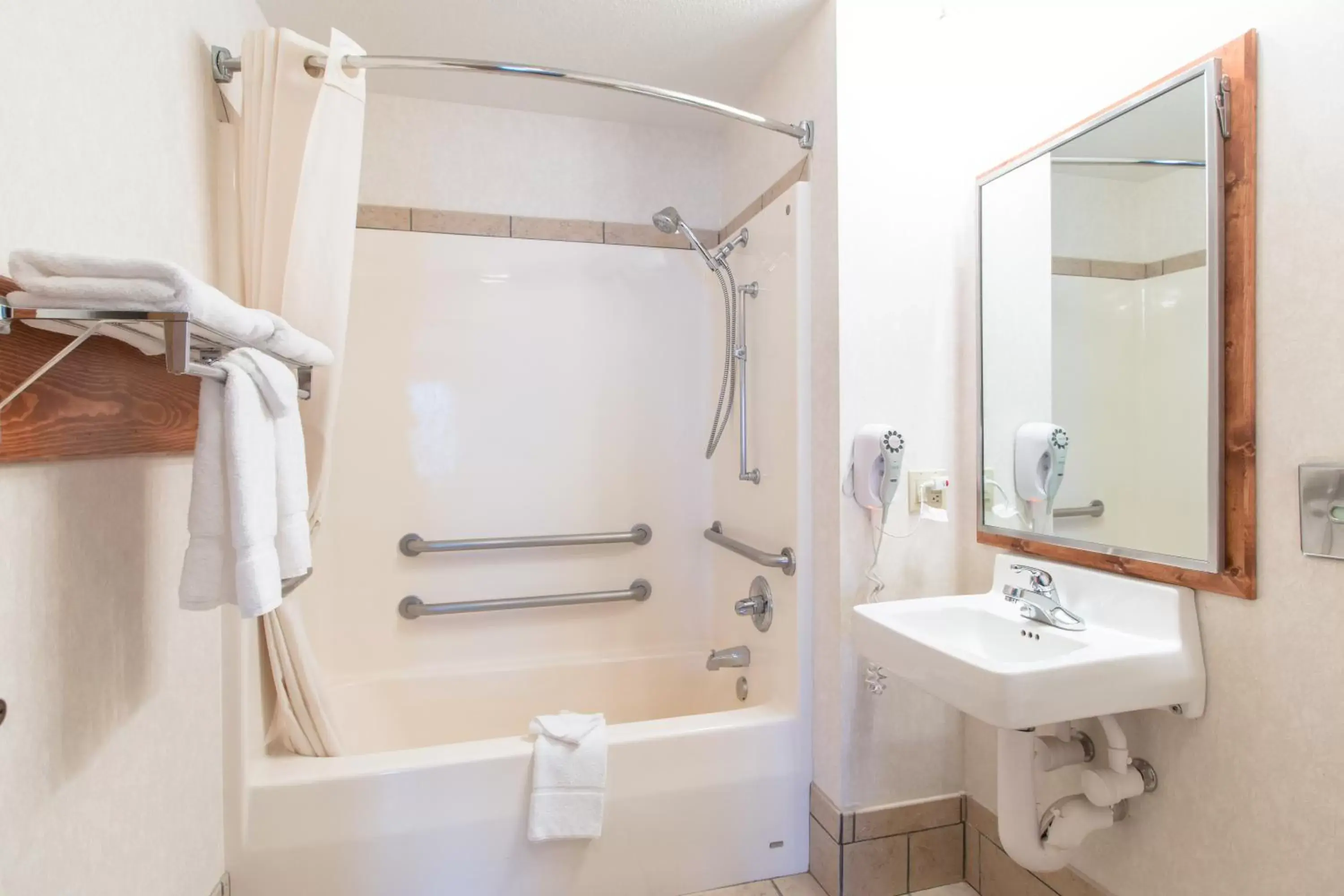 King Room with Accessible Tub - Accessible/Non-Smoking in Quality Inn & Suites University King Room with Accessible Tub - Accessible/Non-Smoking in Quality Inn & Suites University