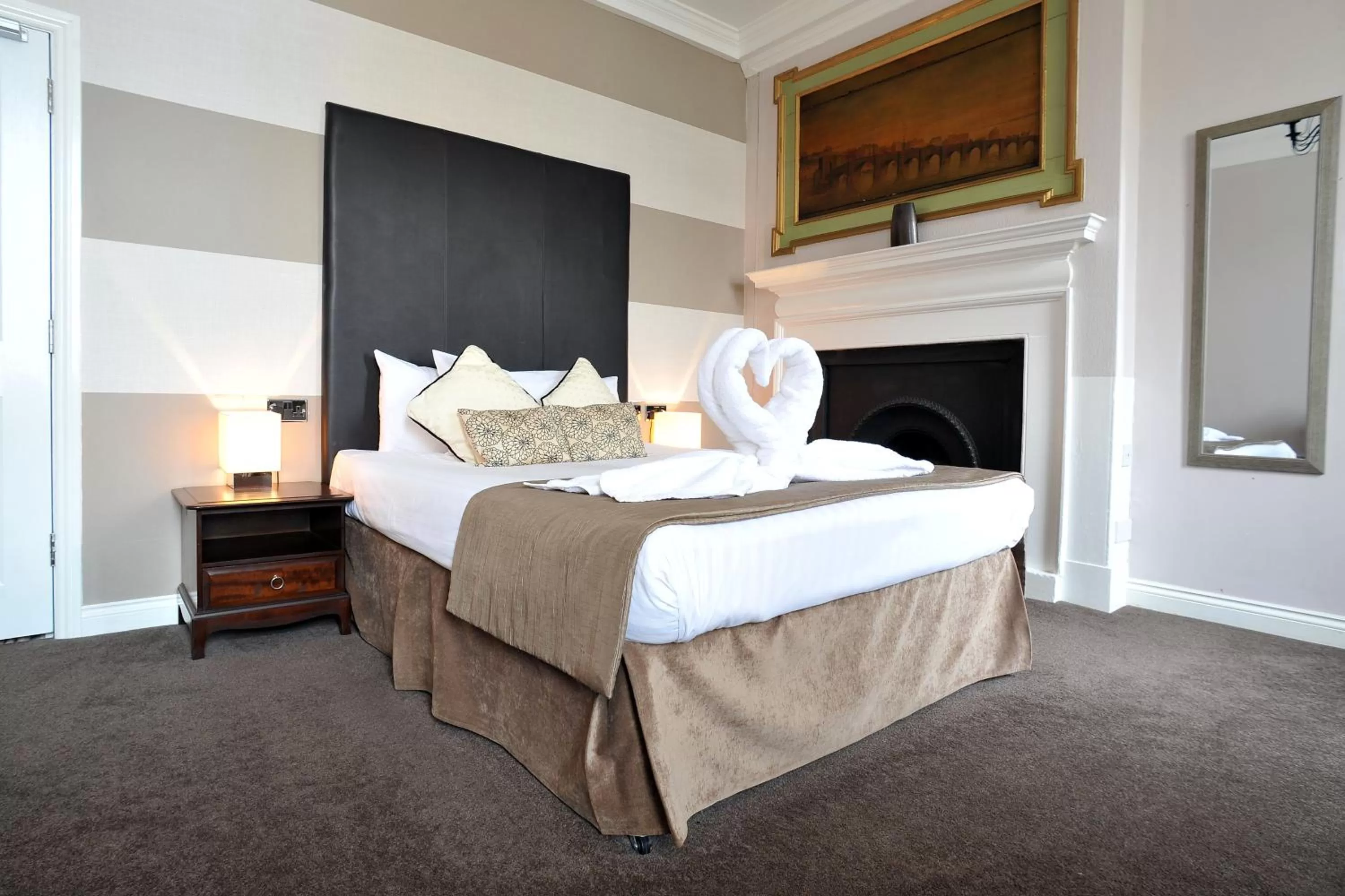 Photo of the whole room, Bed in The Kings Arms Hotel