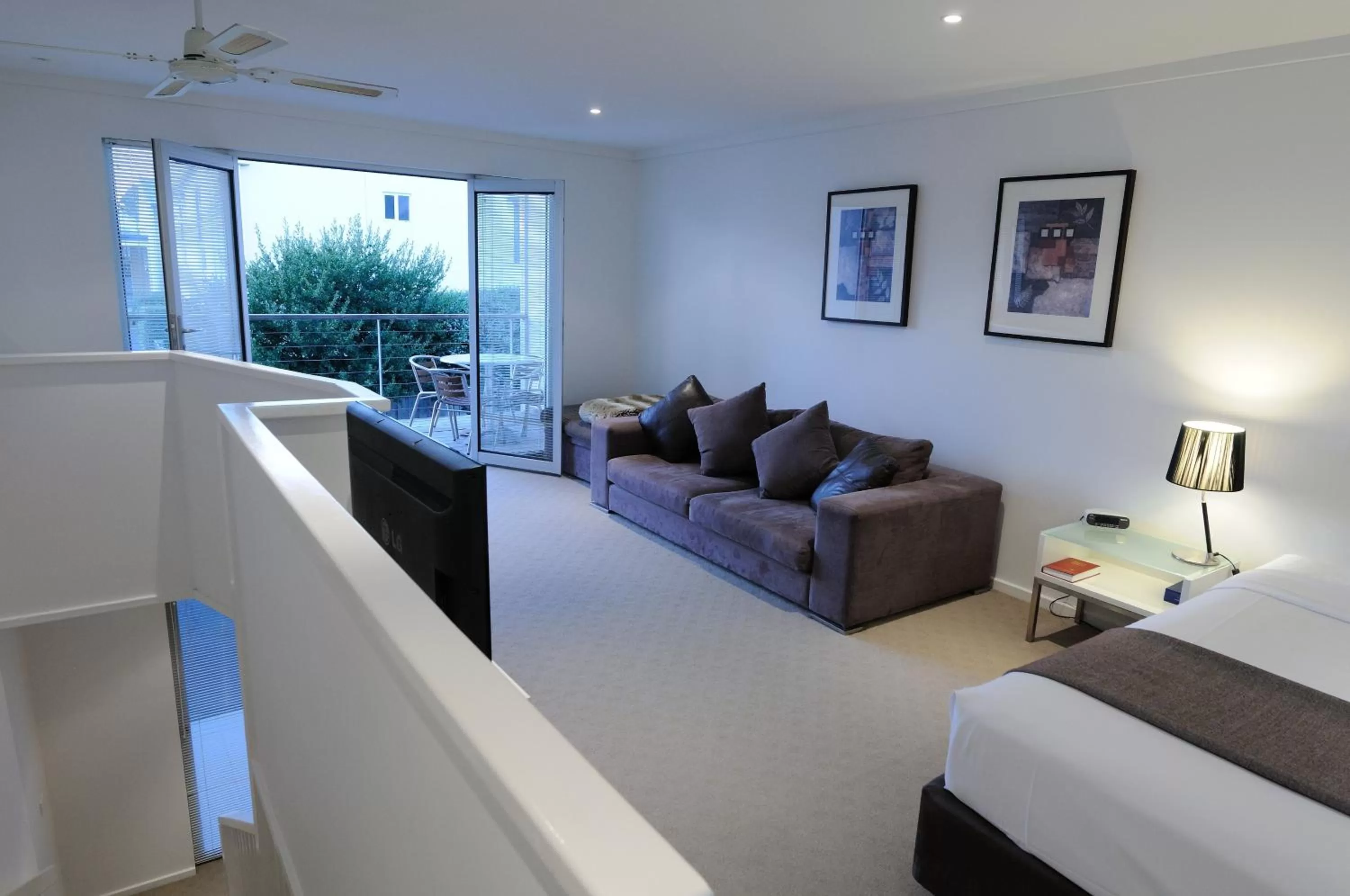 Living room, Bed in Ashmont Motel and Apartments