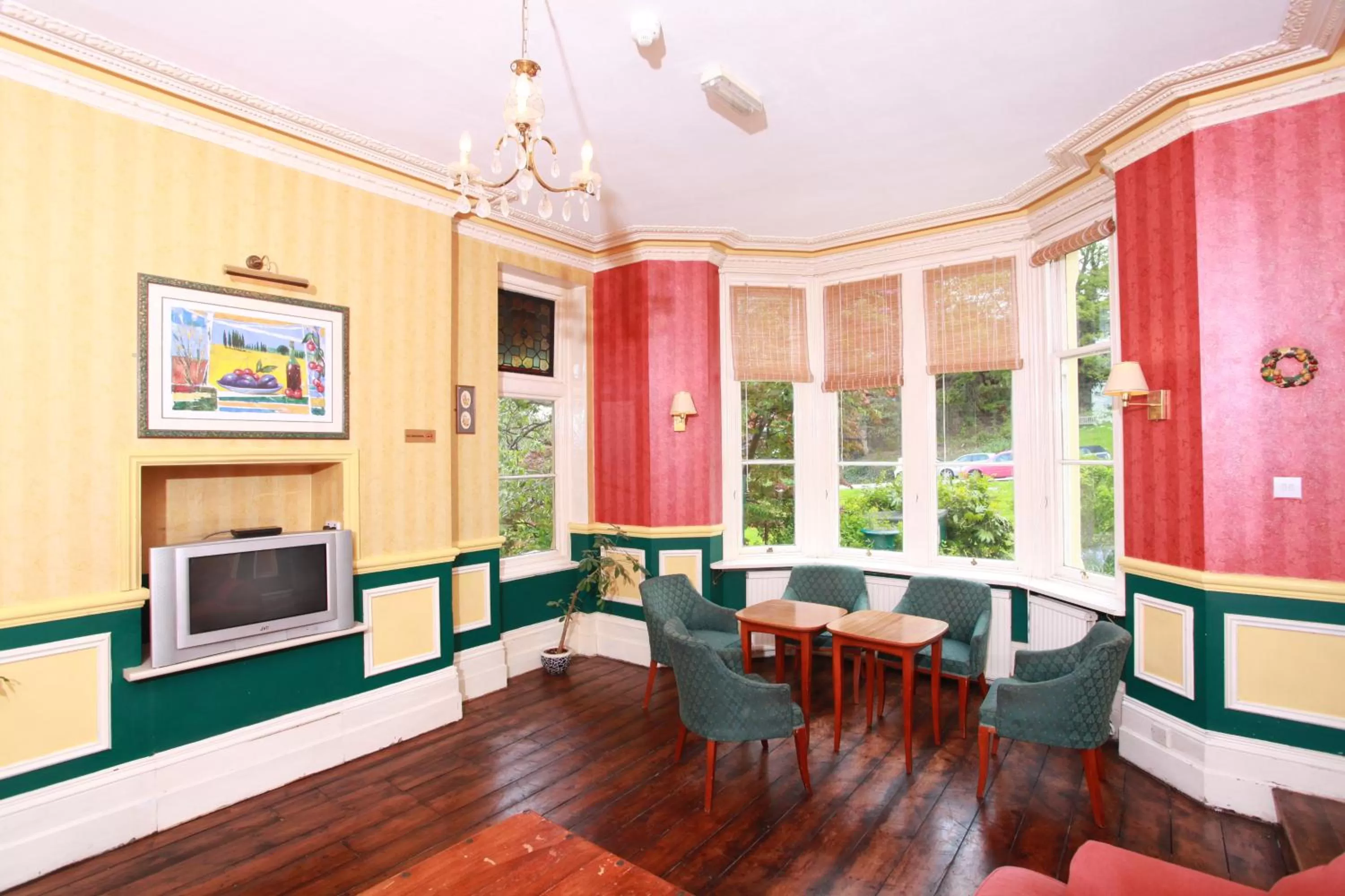 Lounge or bar in Russell Hotel