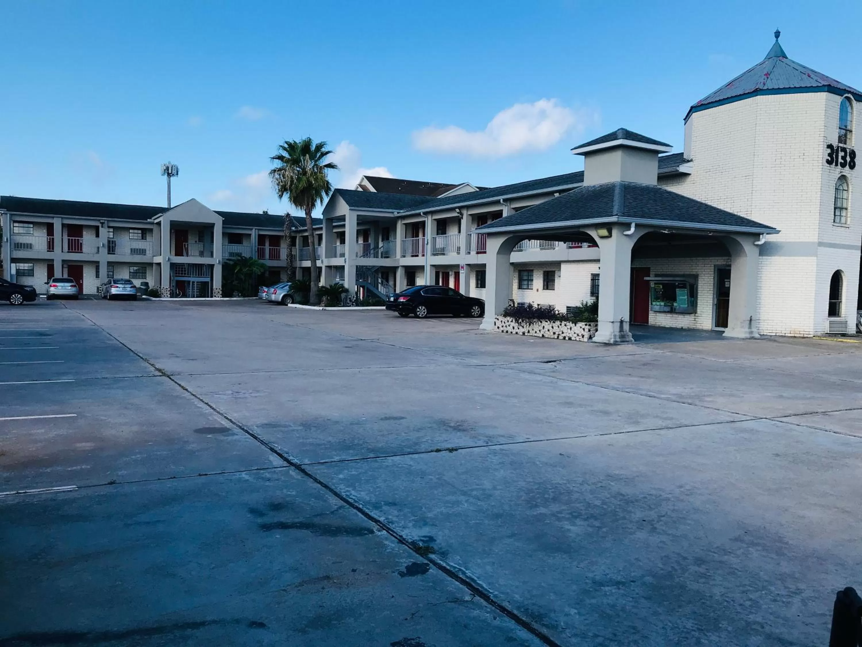 Property building in Summit Inn - Houston Medical Center - NRG Park