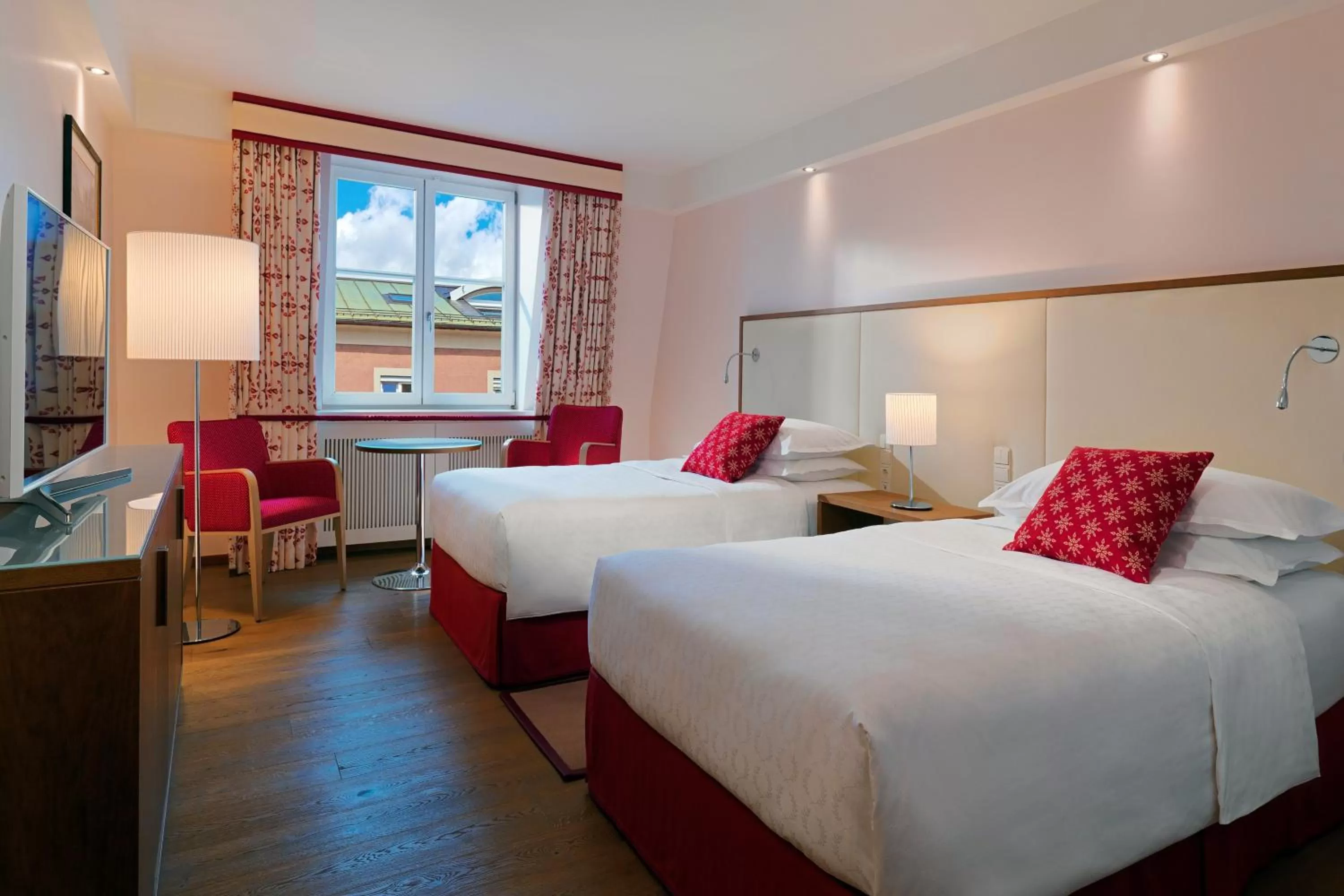 Photo of the whole room, Bed in Sheraton Grand Salzburg