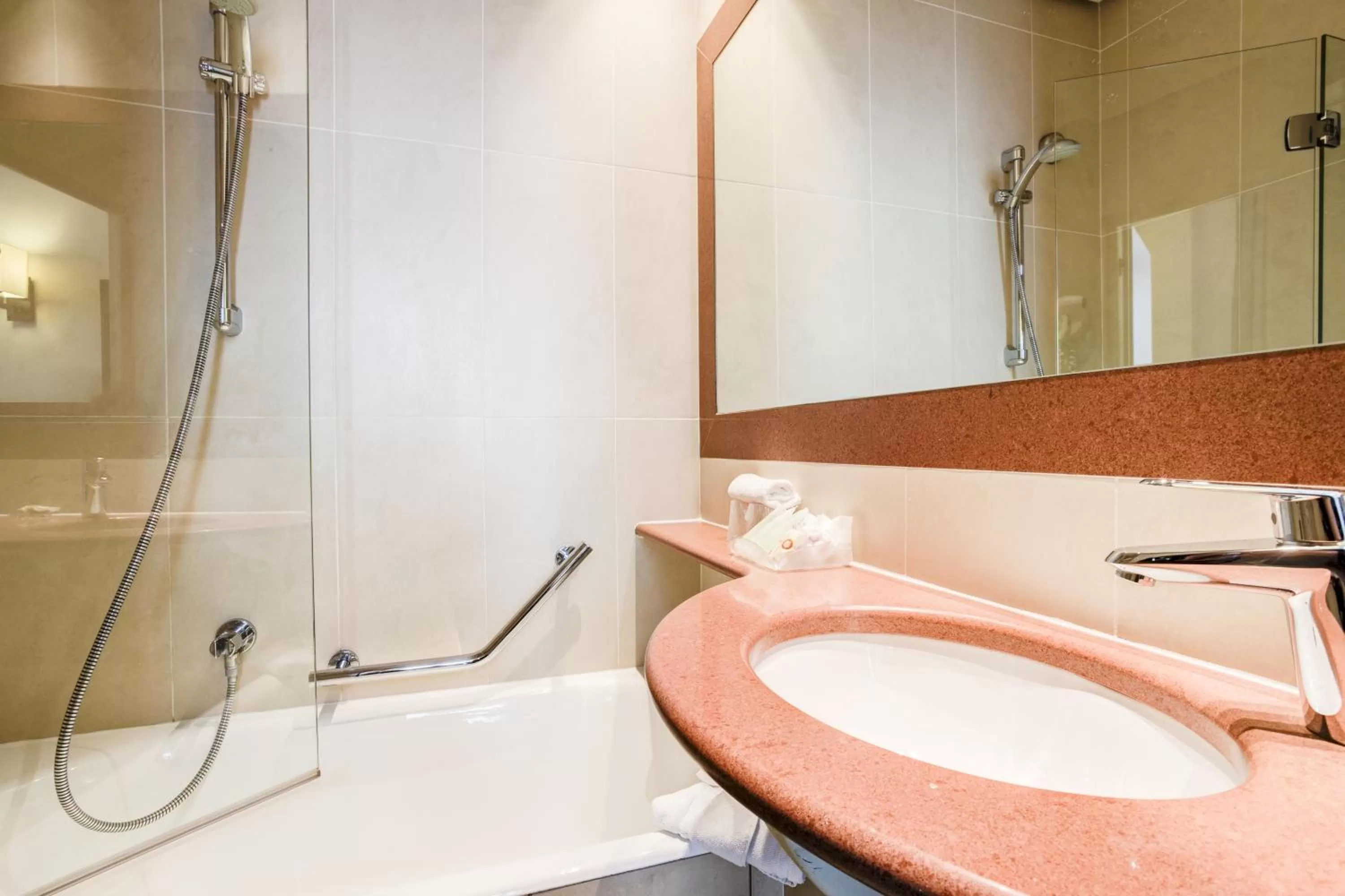 Bathroom in Hôtel Paris Louvre Opéra