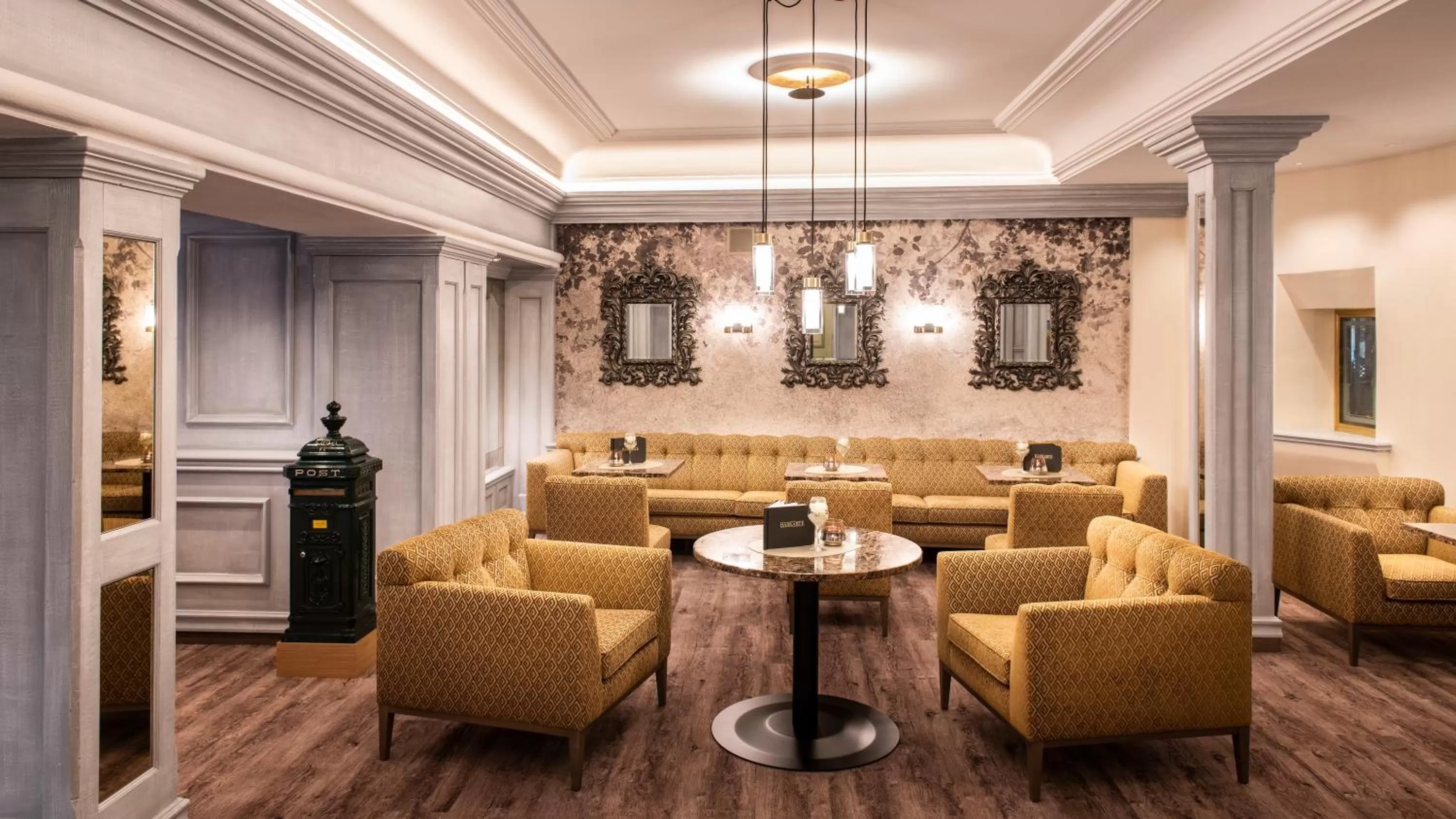 Lobby or reception in Parkhotel