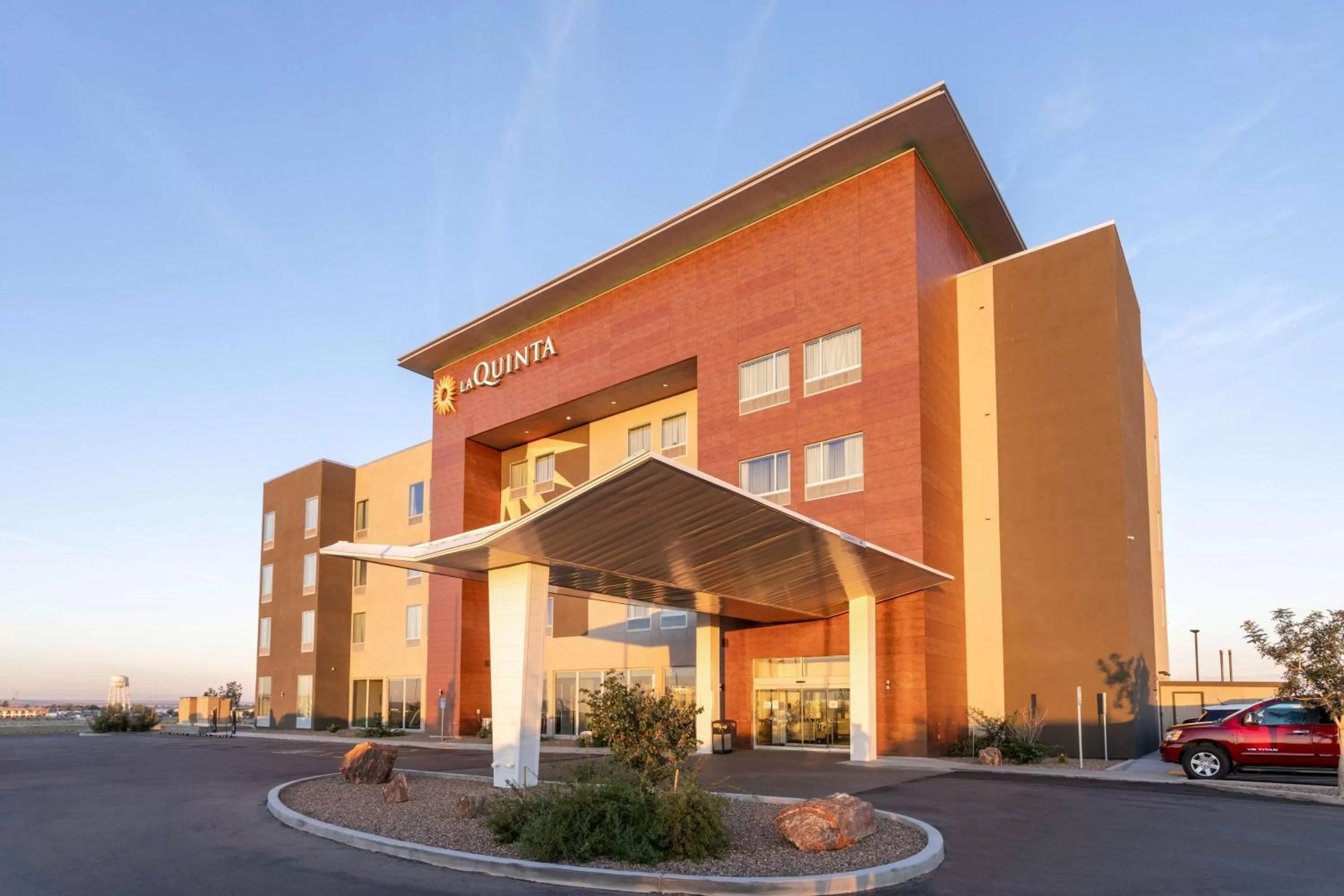 Property building in La Quinta Inn & Suites by Wyndham Holbrook Petrified Forest