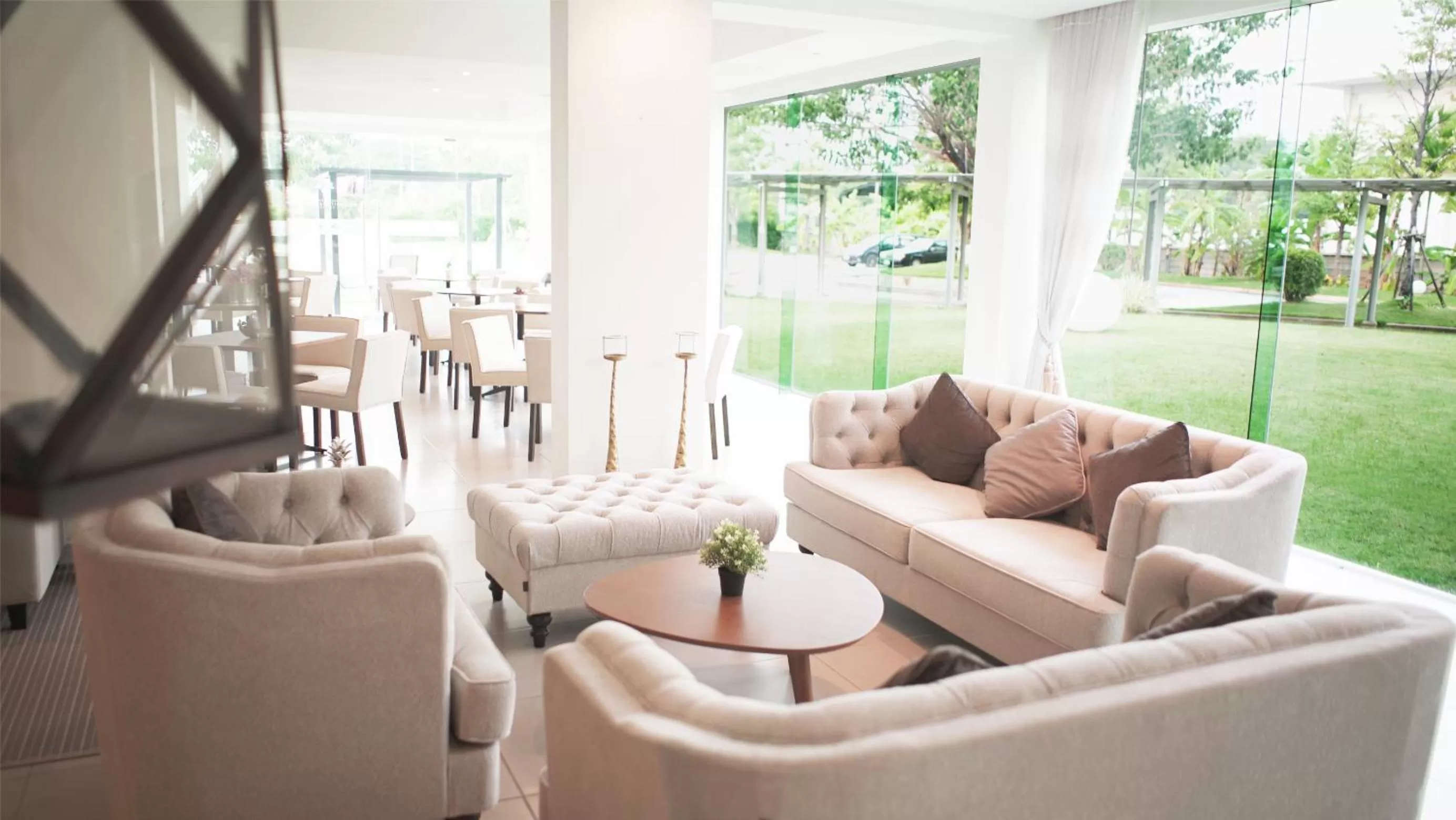 Seating Area in The White Garden Premier Saraburi
