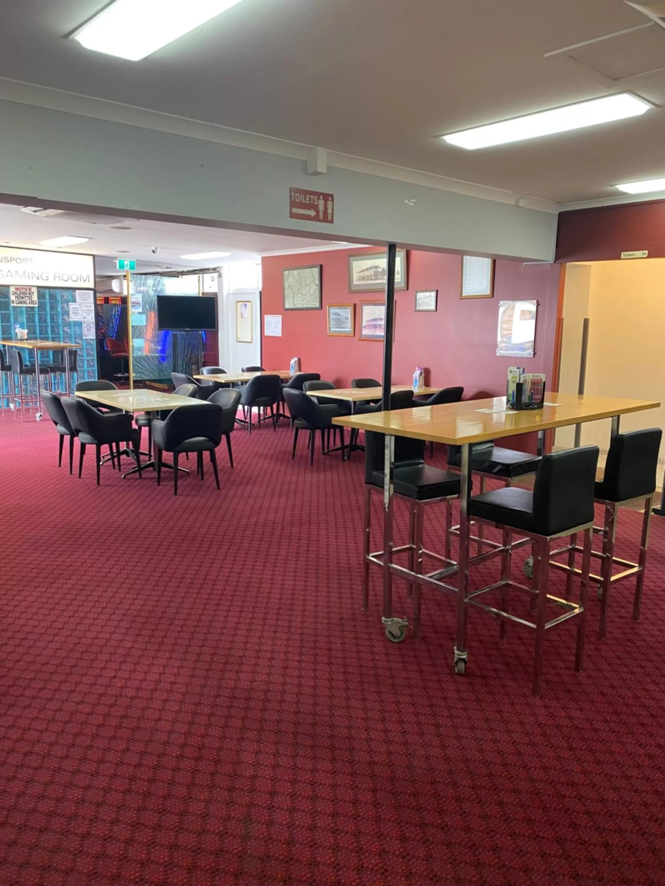 Restaurant/places to eat in Queensport Tavern And Motel