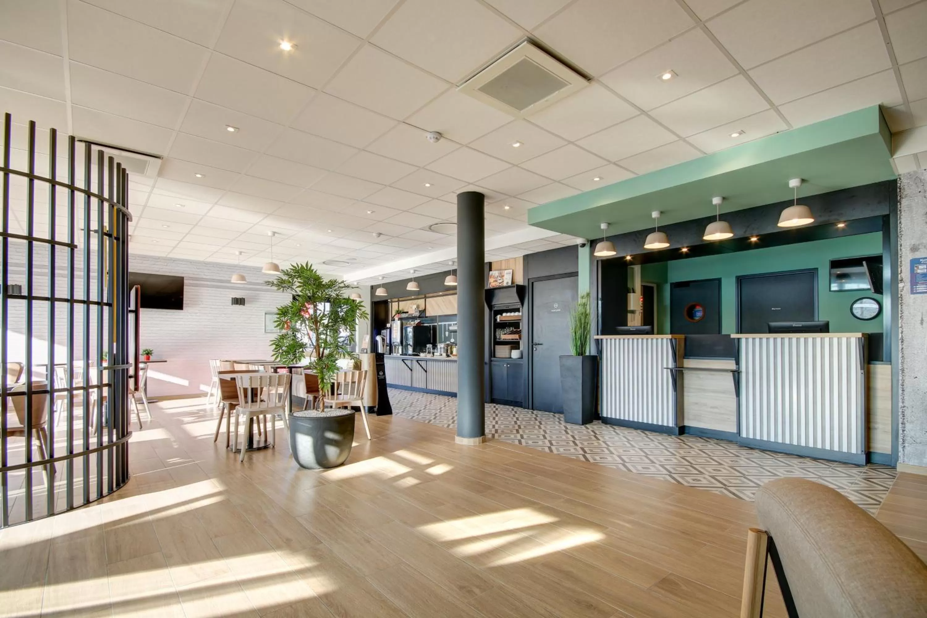 Lobby or reception in B&B HOTEL Epernay