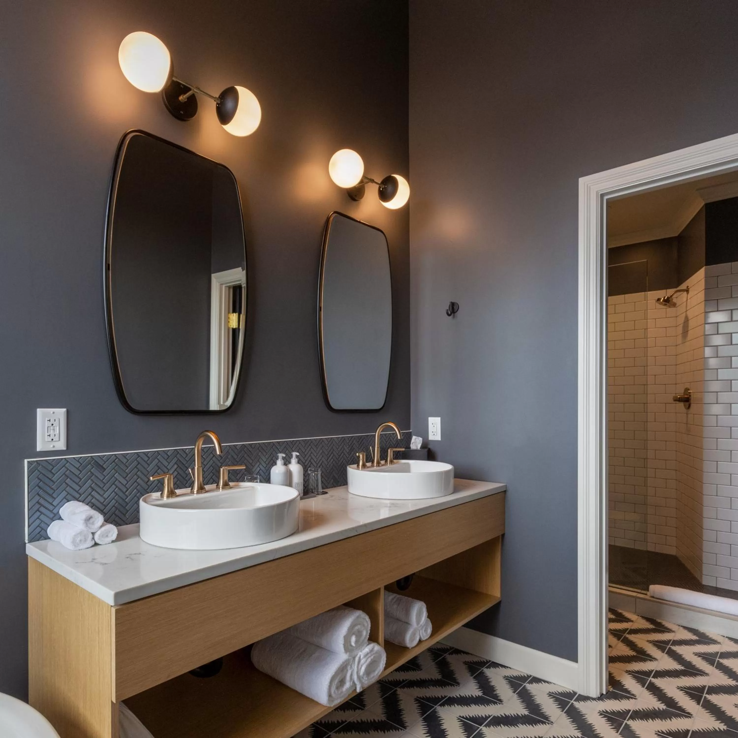 Shower in Atticus Hotel