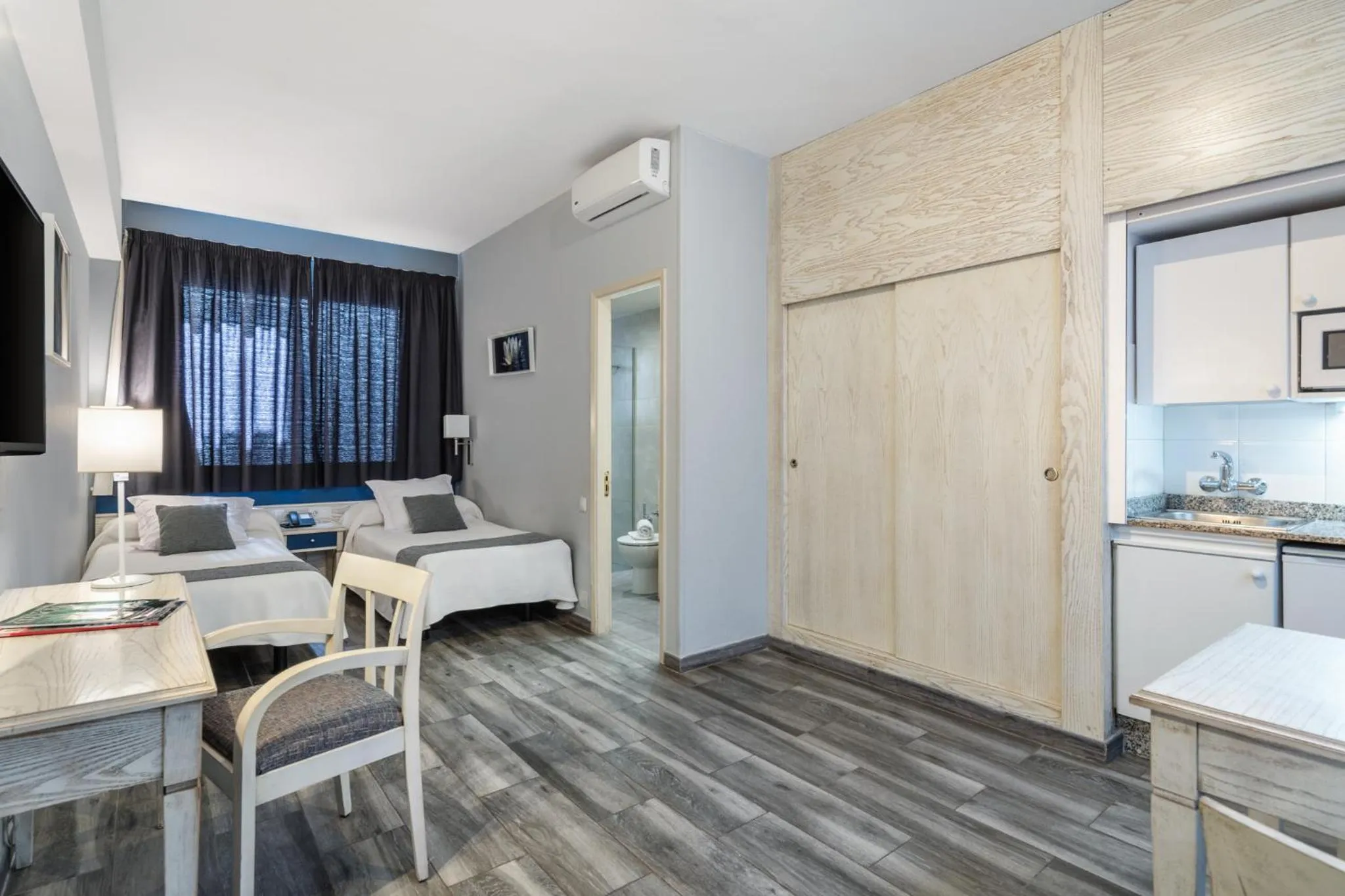 Photo of the whole room in Apartamentos Colón Playa