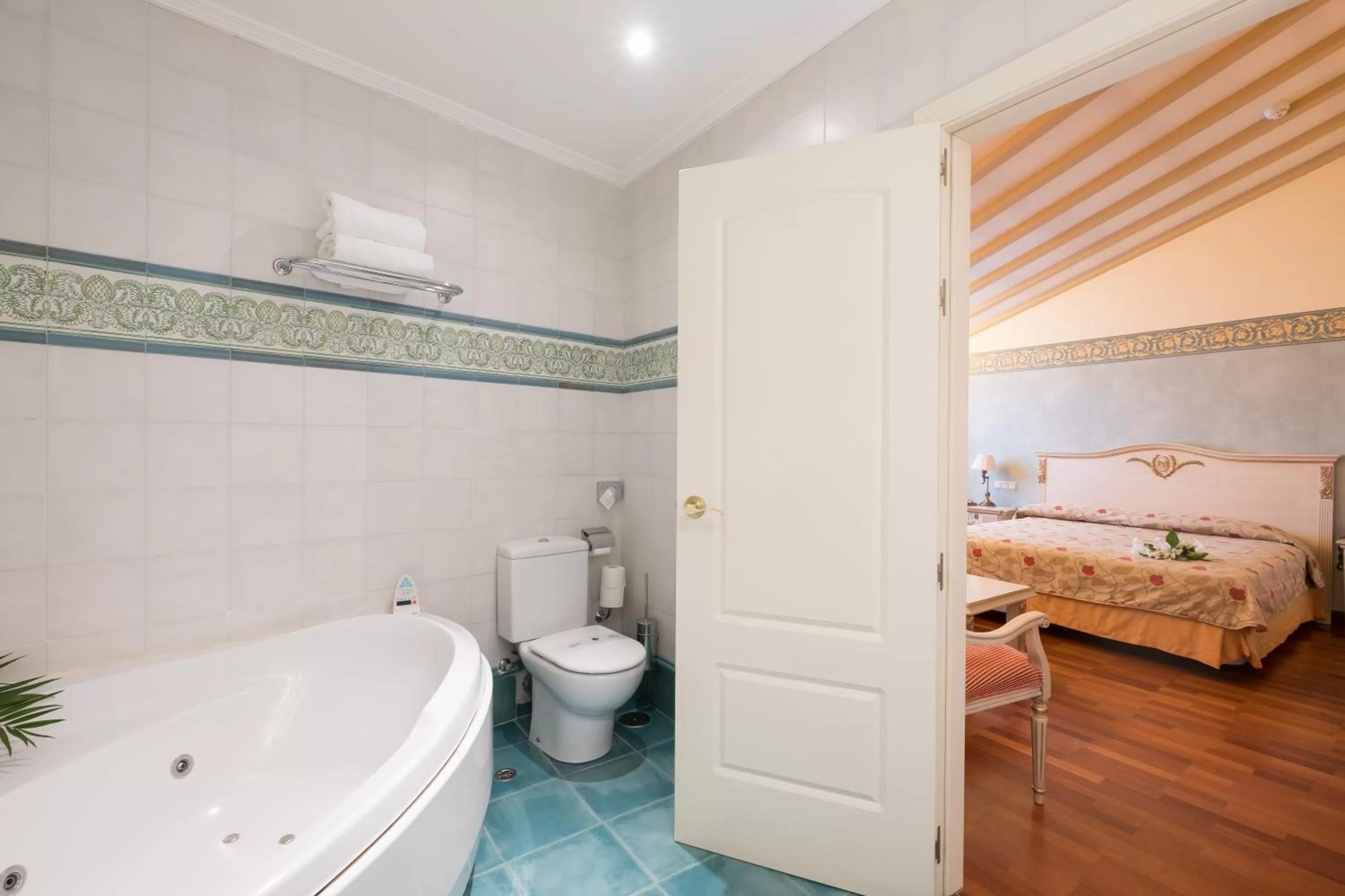 Bathroom, Bed in Condesa de Chinchón