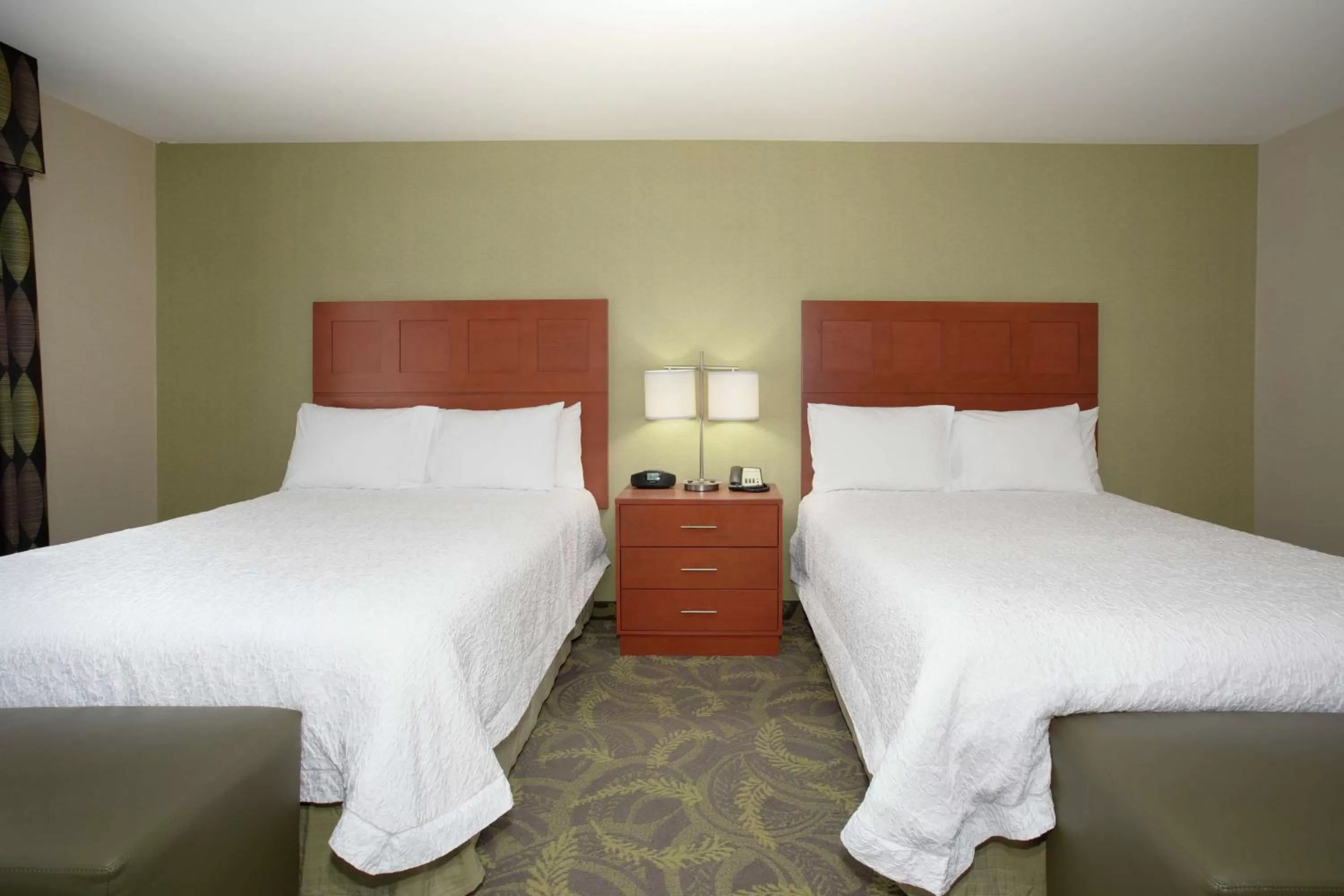 Bed in Hampton Inn & Suites Astoria