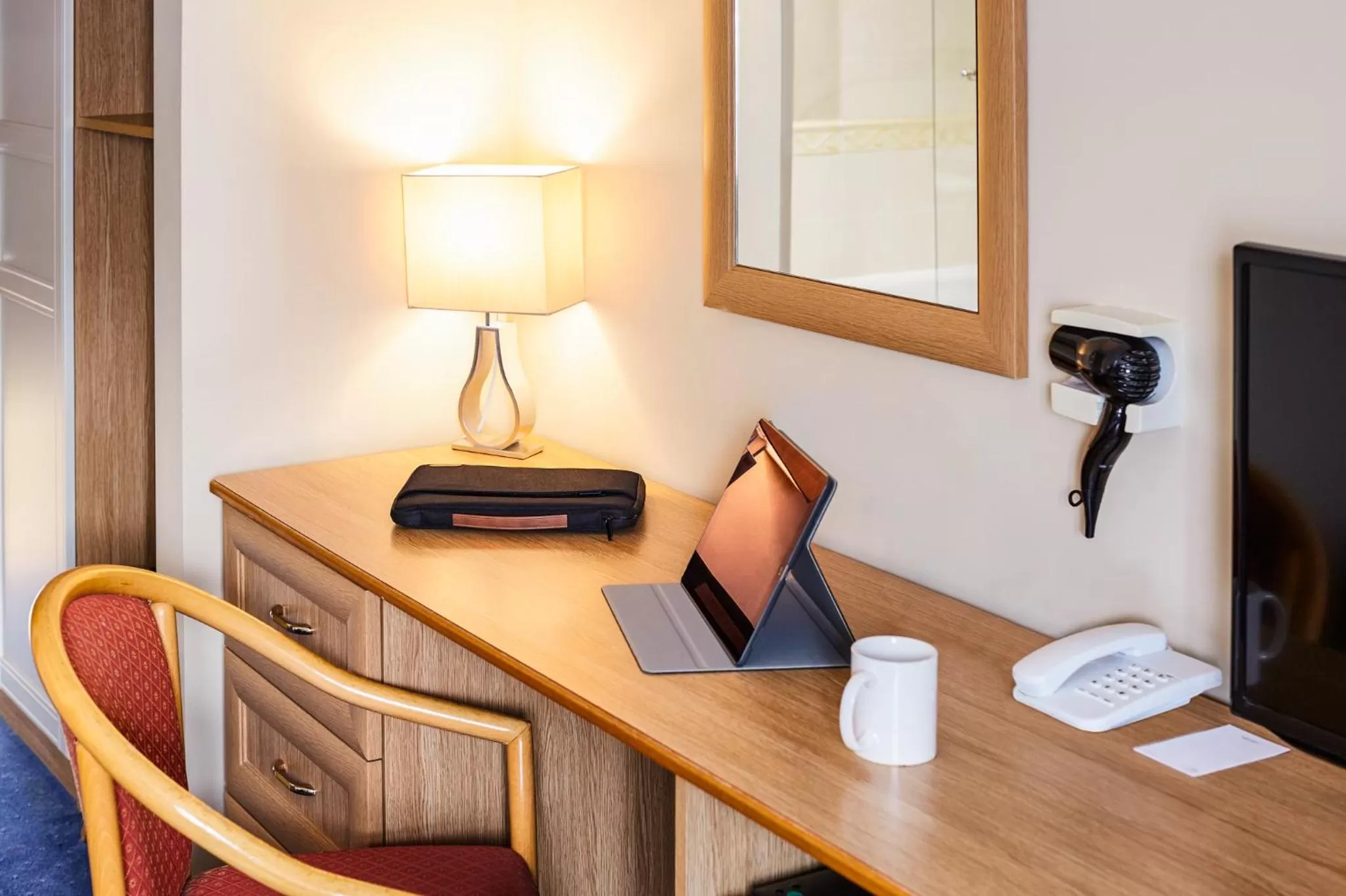 TV and multimedia in Mercure Newbury West Grange Hotel