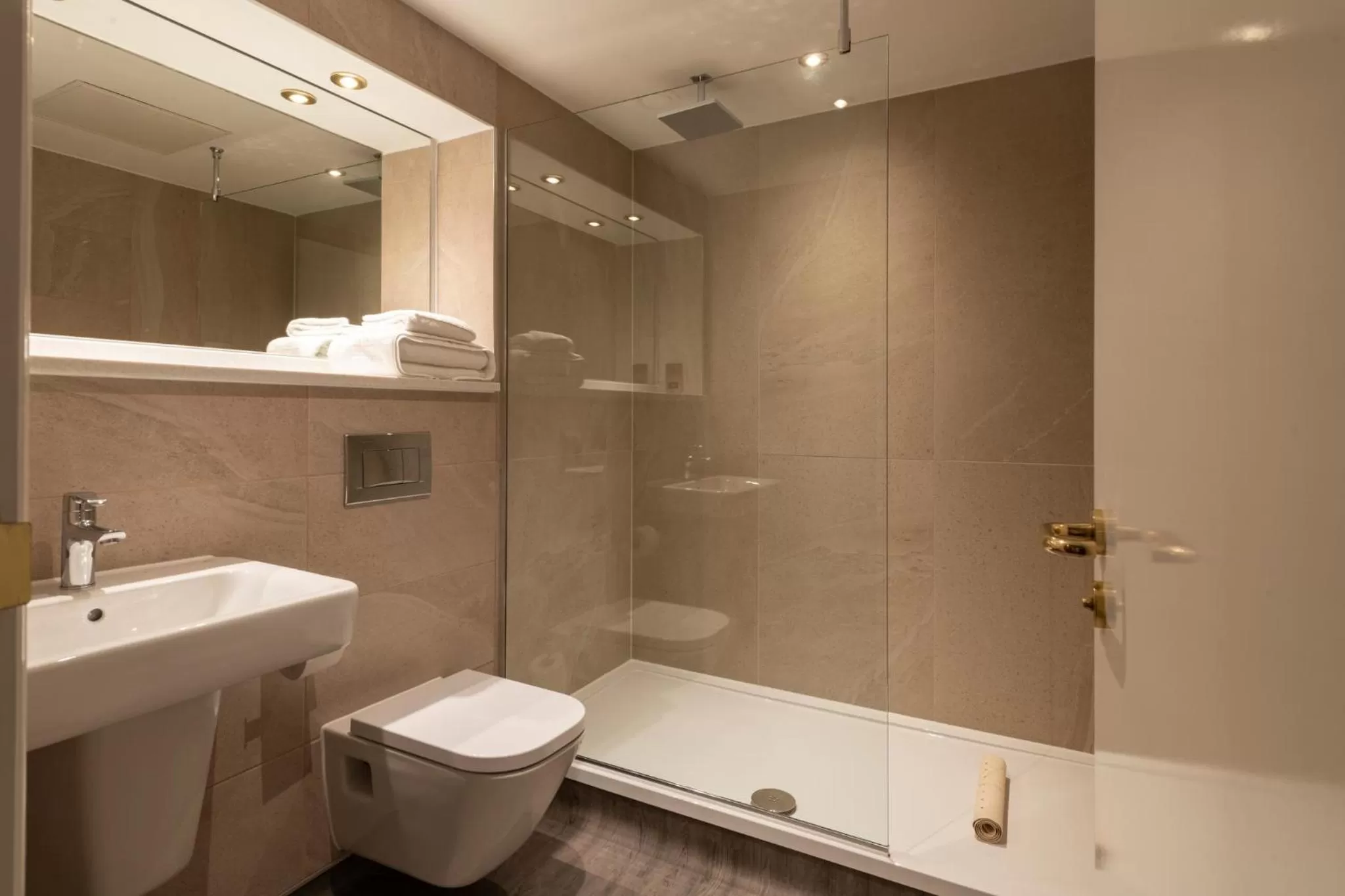 Shower, Bathroom in The Saxon Crown Wetherspoon