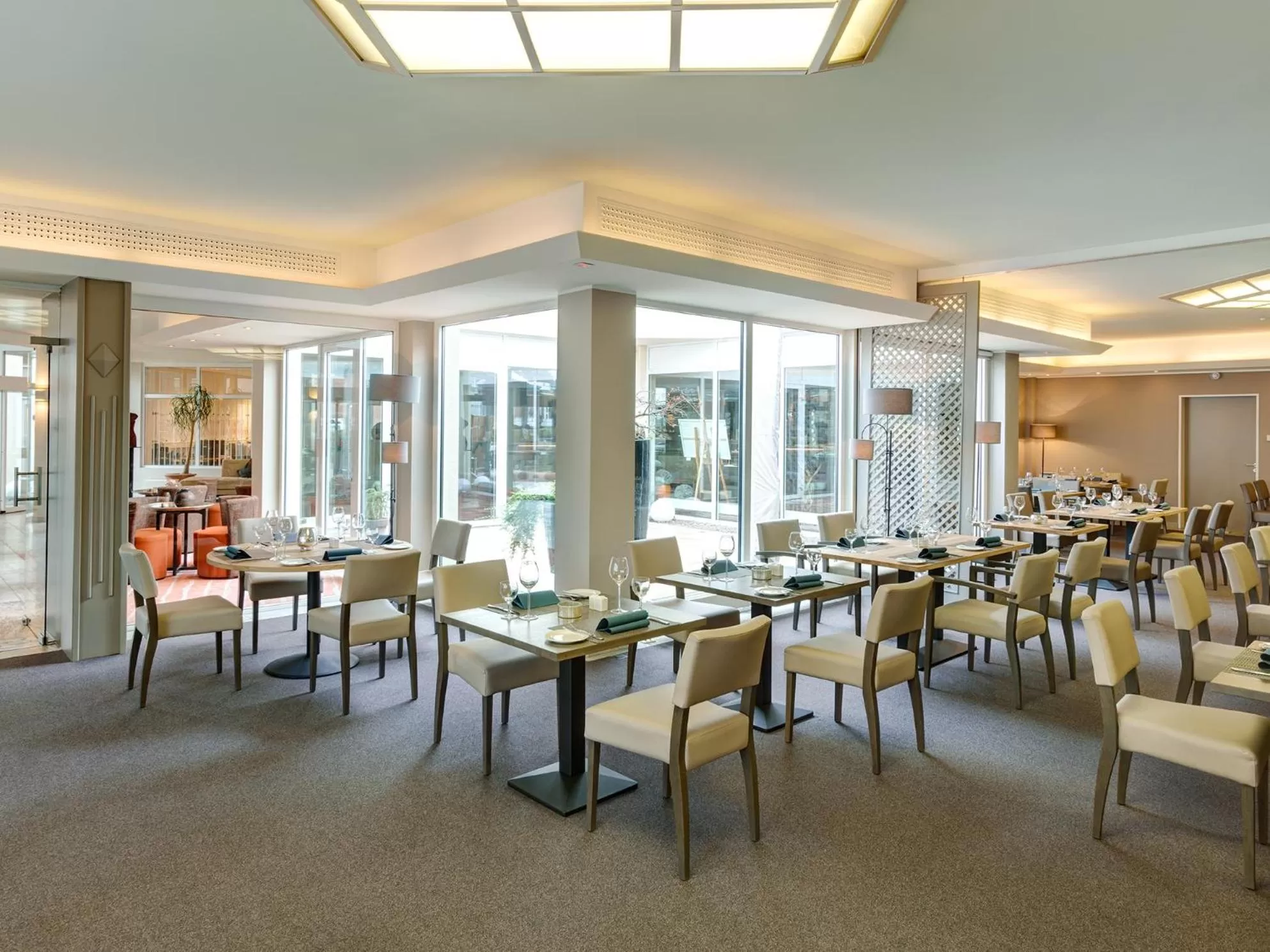 Restaurant/places to eat in Art Hotel Superior