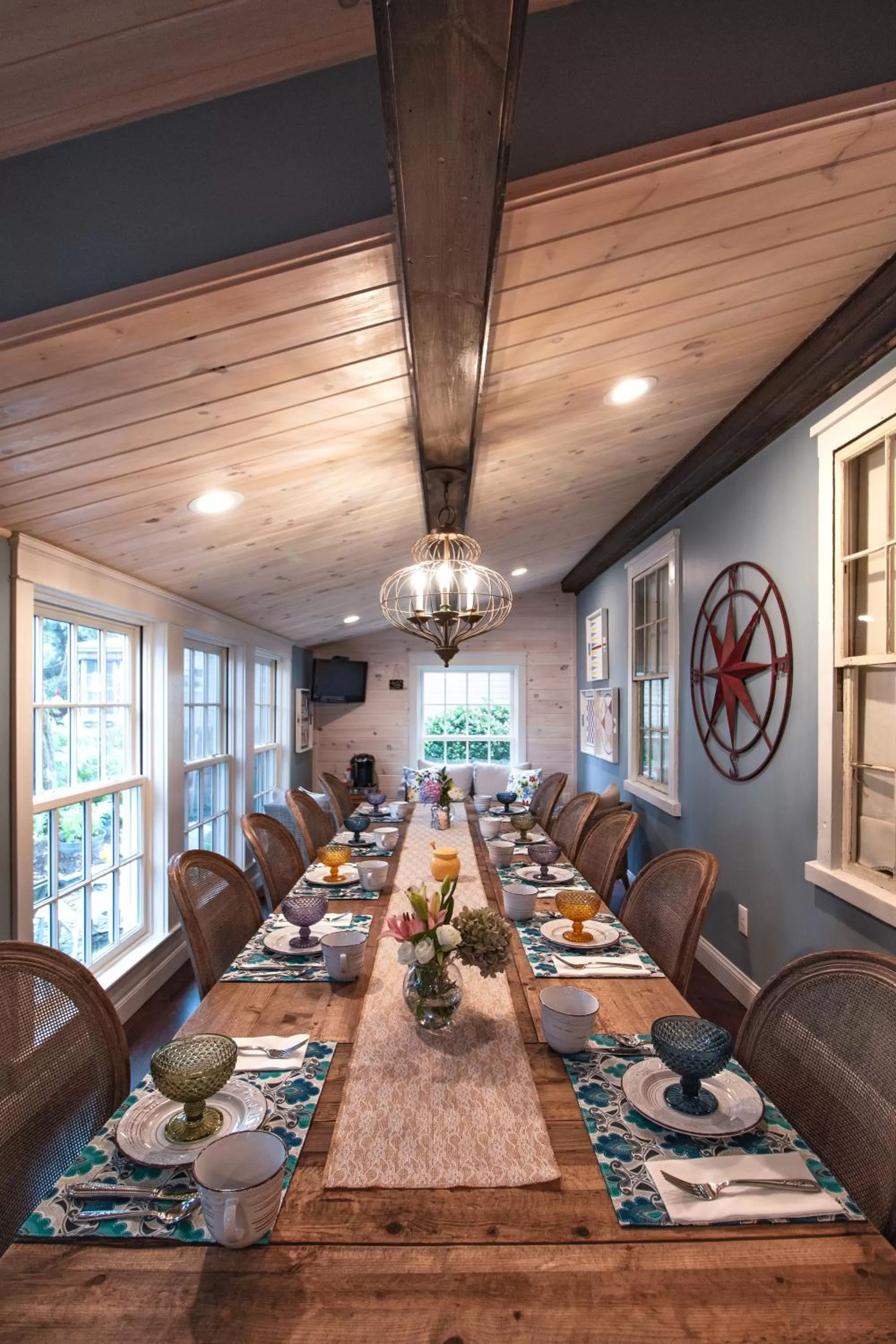 Communal lounge/ TV room in William's Grant Inn Bed and Breakfast