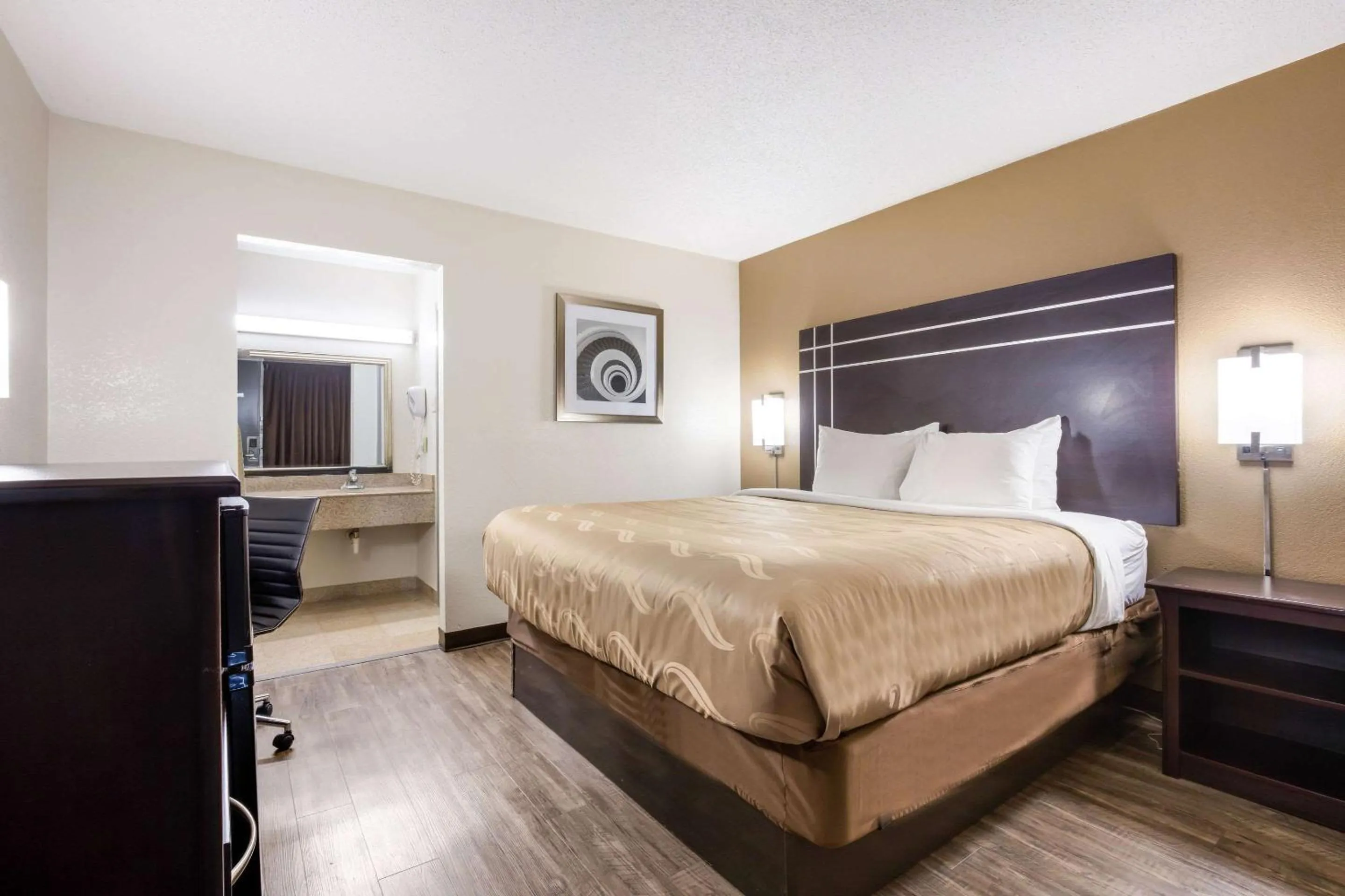 Photo of the whole room, Bed in Quality Inn Starkville near University