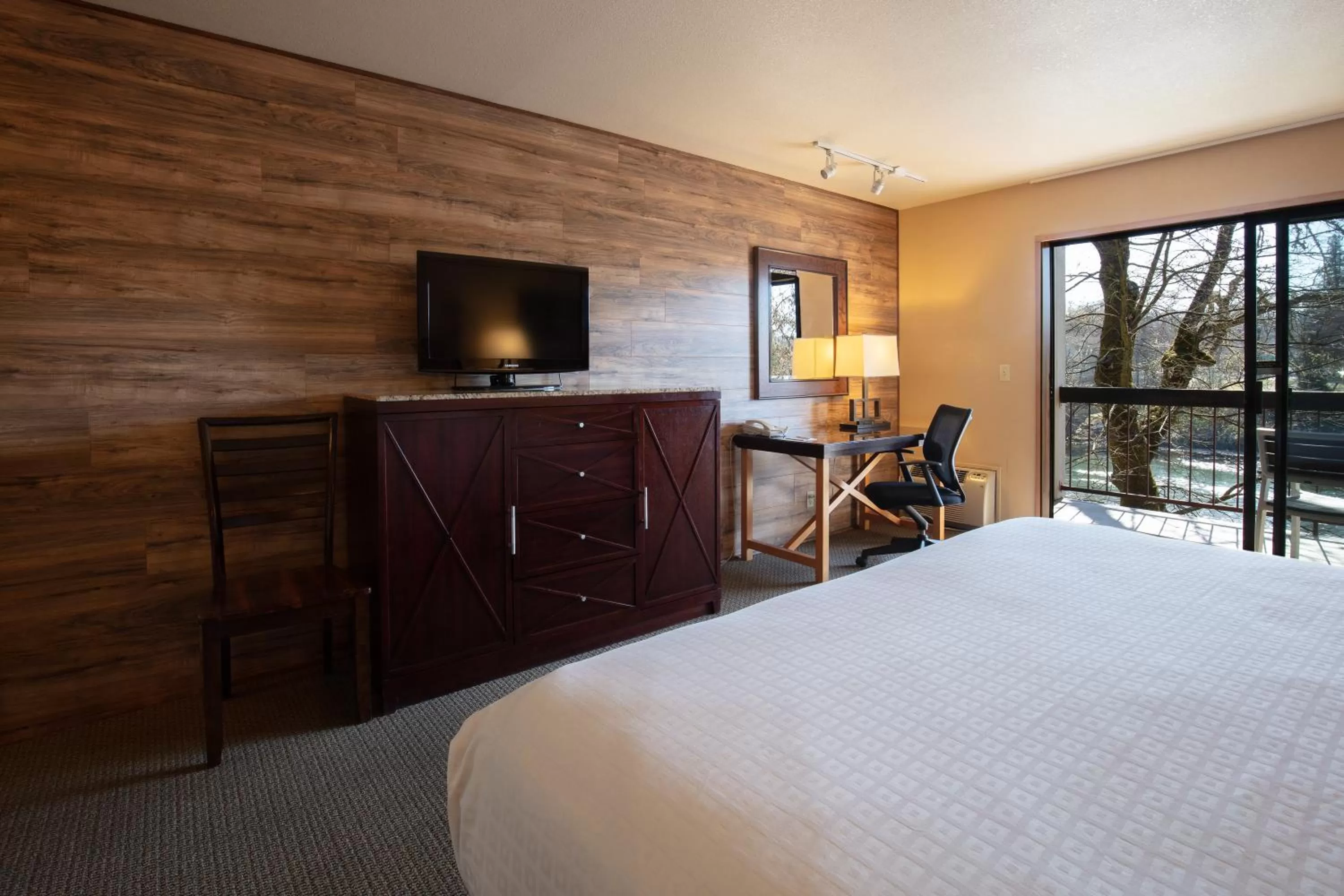 Photo of the whole room, Bed in Riverside Inn