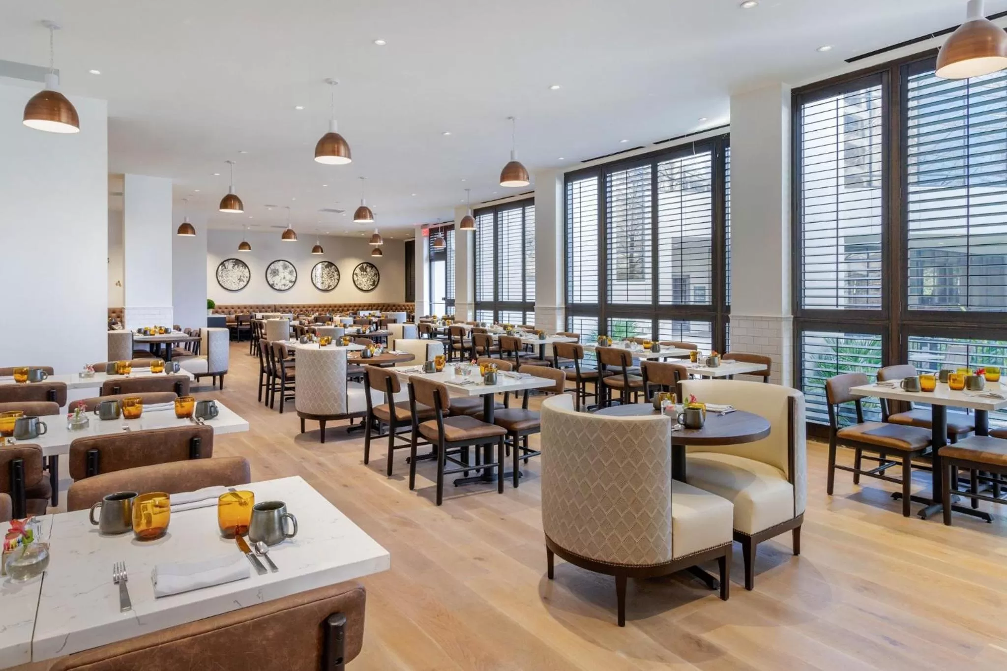 Lounge or bar in Omni Houston Hotel