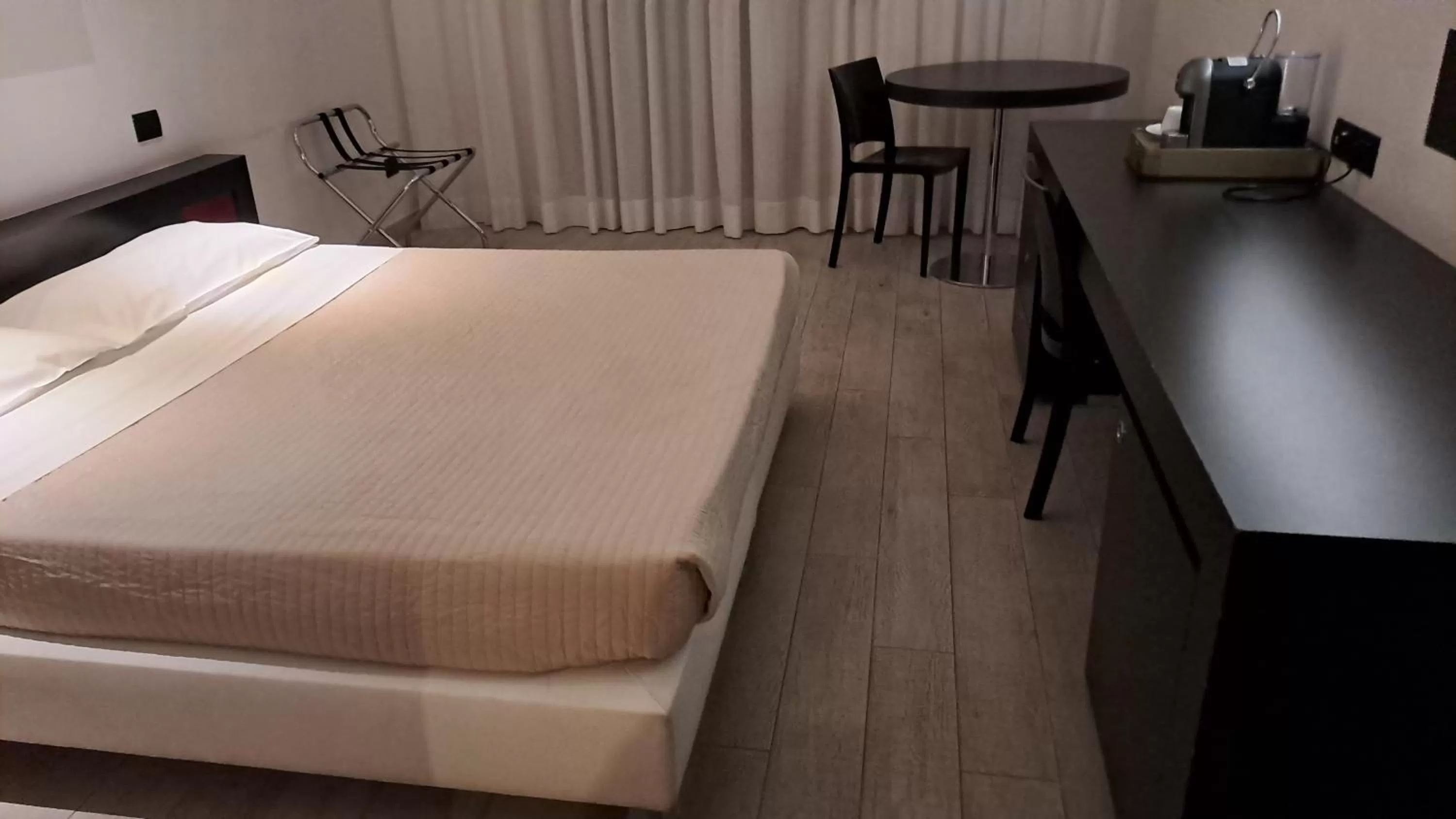 hair dresser, Bed in Blue Shades Hotel