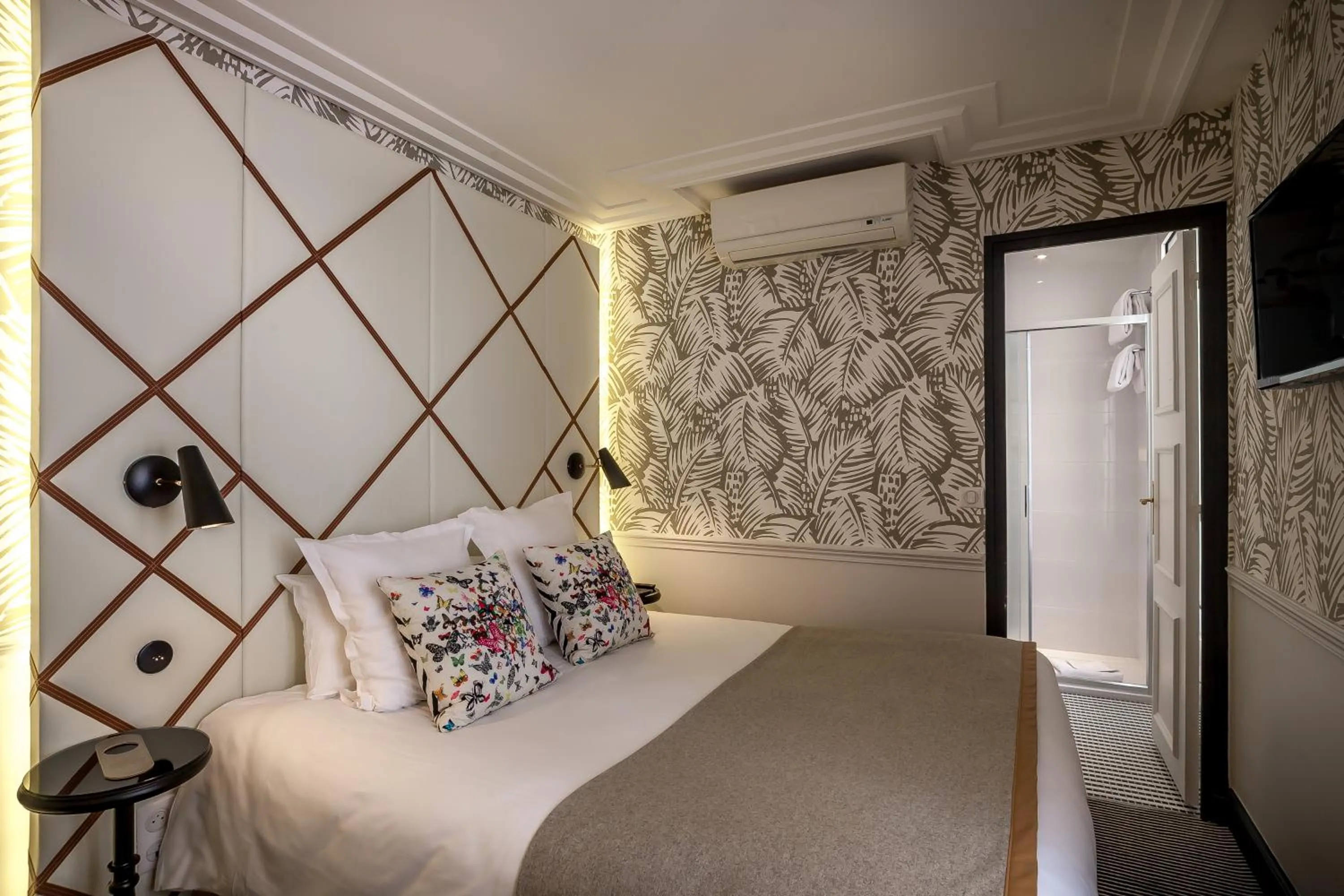 Bed in Hôtel Jardin Le Bréa