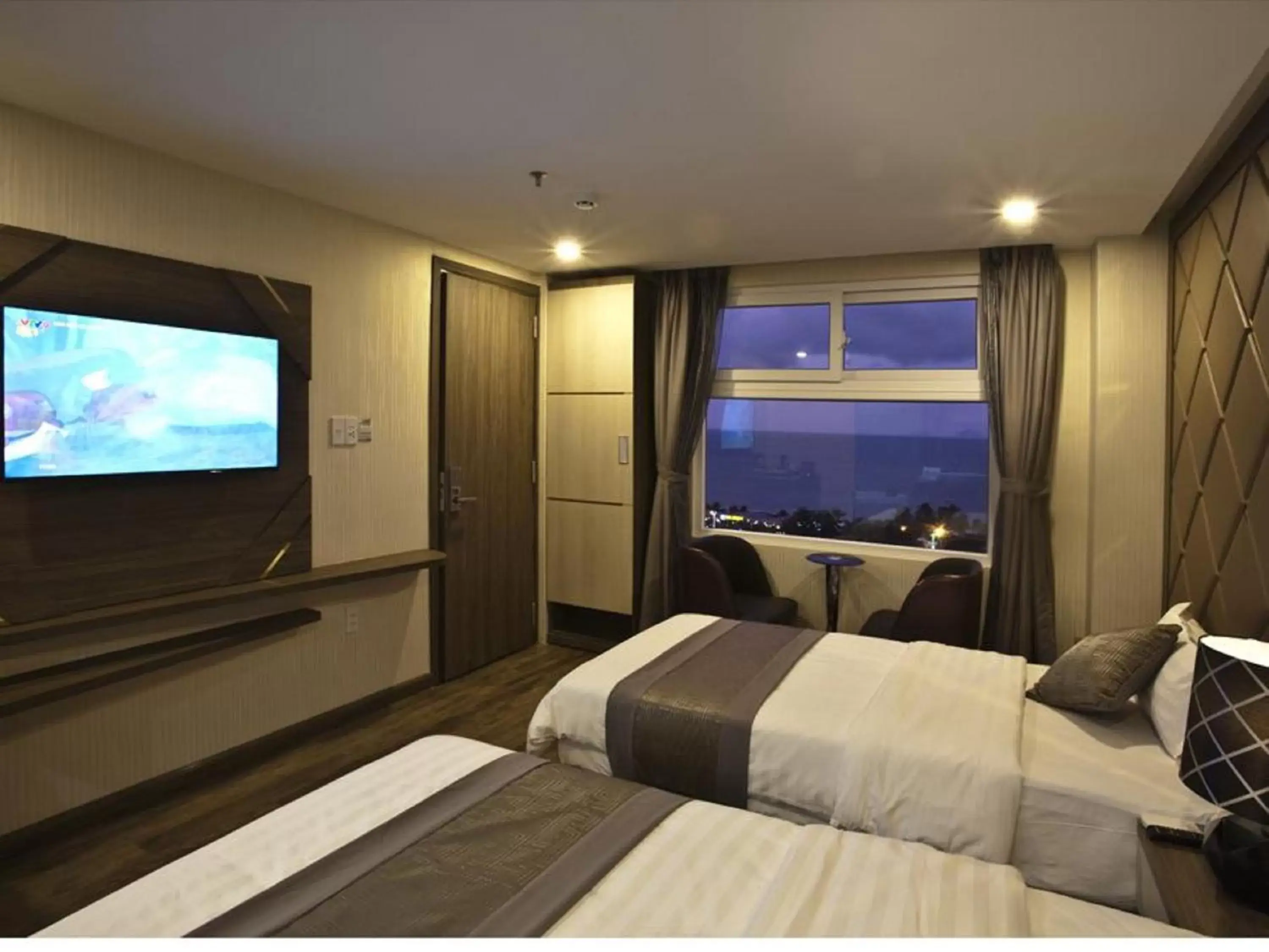 Superior Triple Room with City View in New Sun Hotel Superior Triple Room with City View in New Sun Hotel