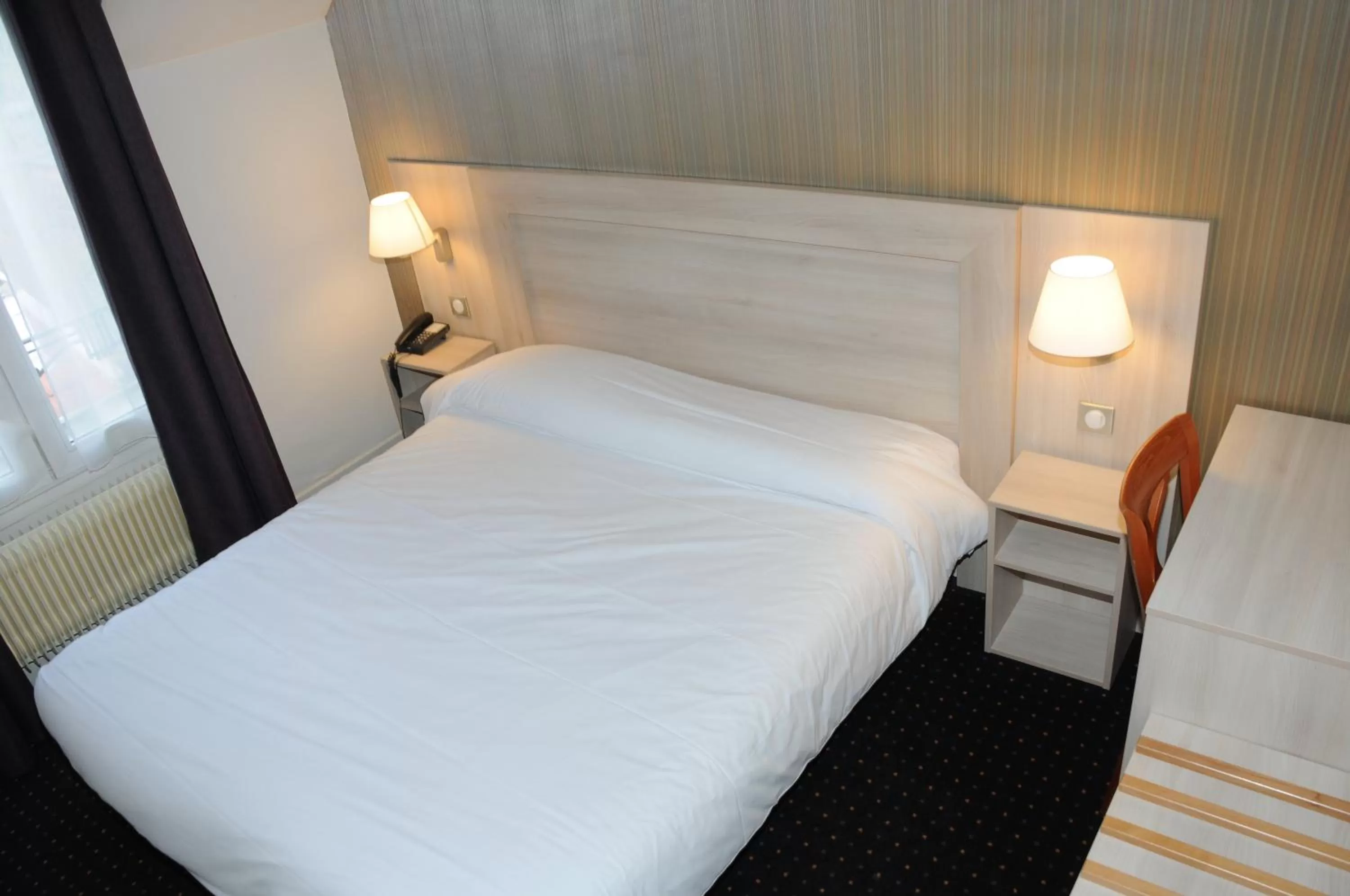 Photo of the whole room, Bed in Hôtel Patio Brancion