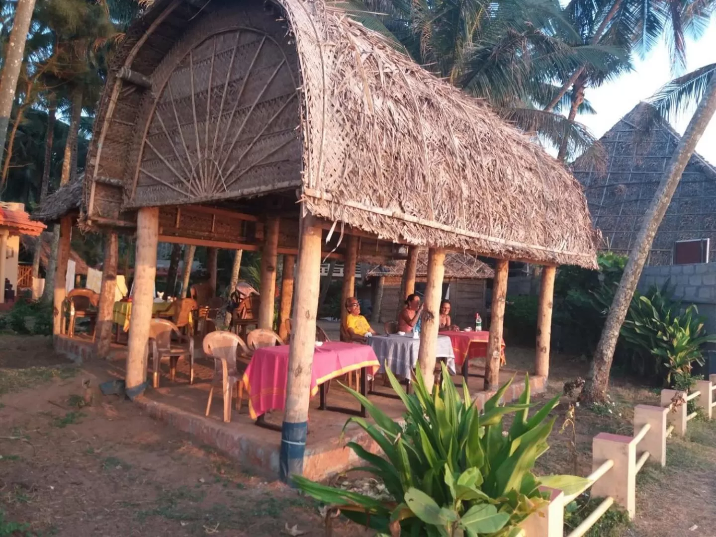 Restaurant/places to eat in Sukriti beach Resort