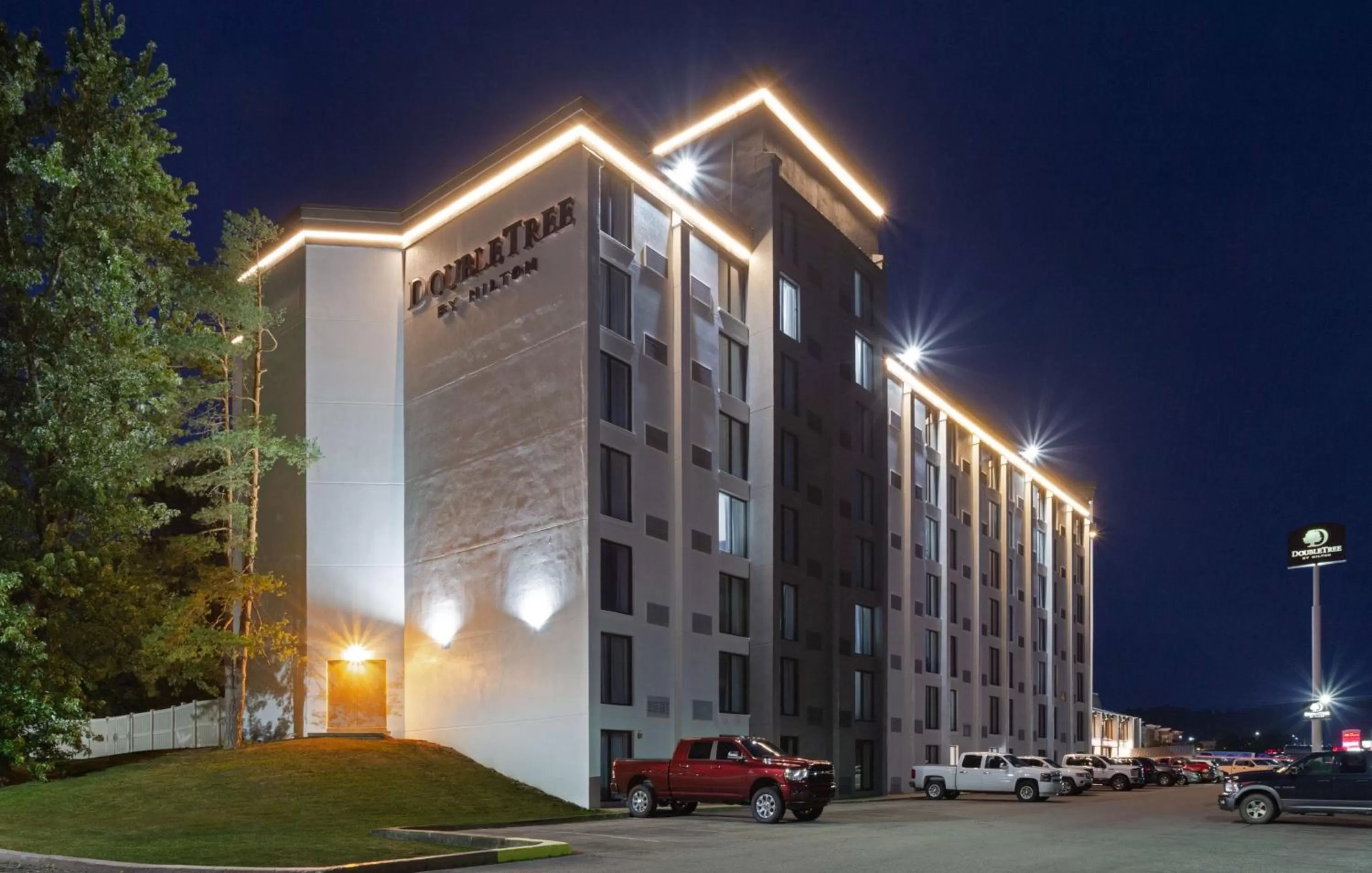 Property building in DoubleTree by Hilton Washington Meadow Lands Casino Area