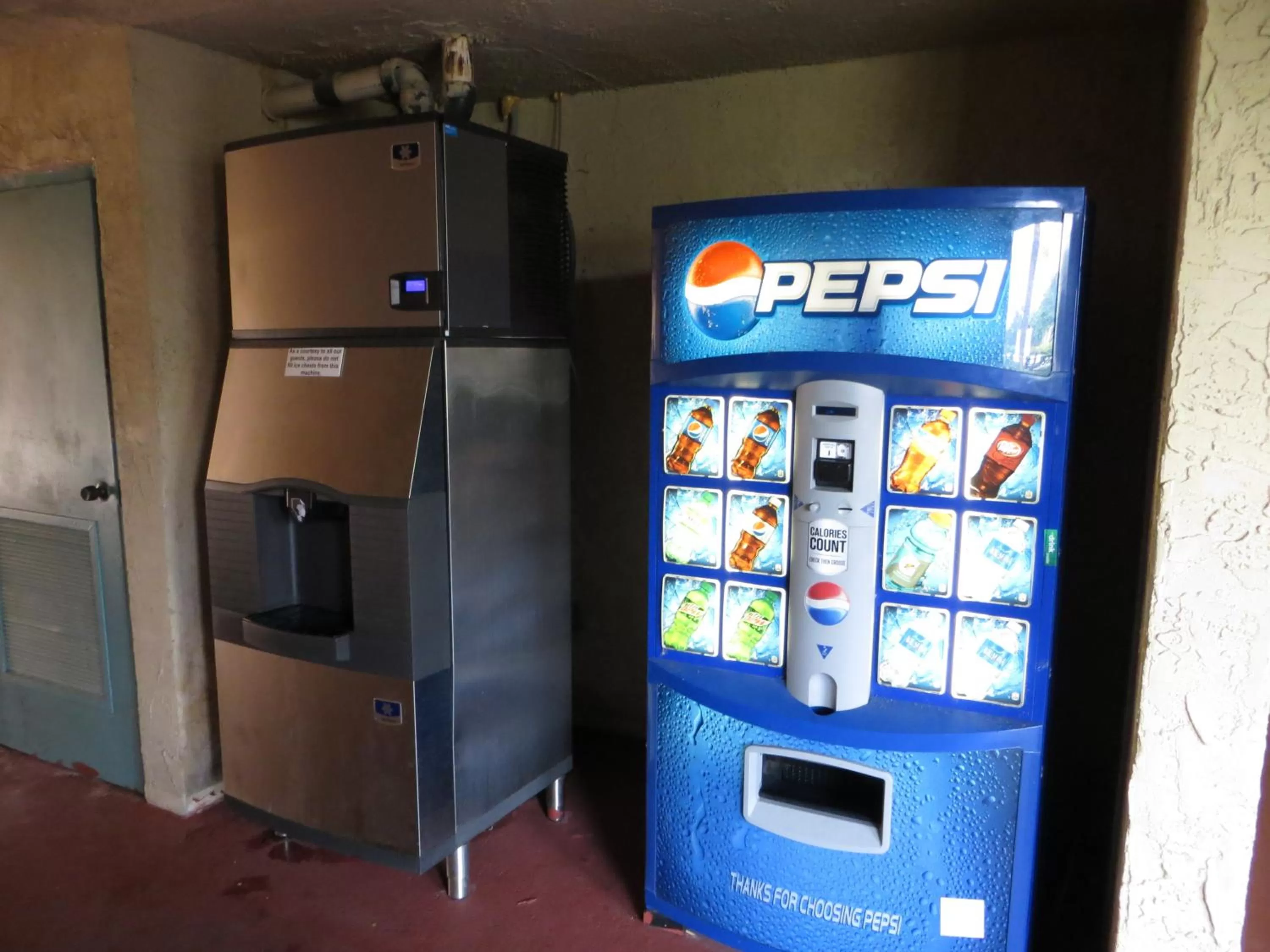 On-site shops in Maingate Lakeside Resort