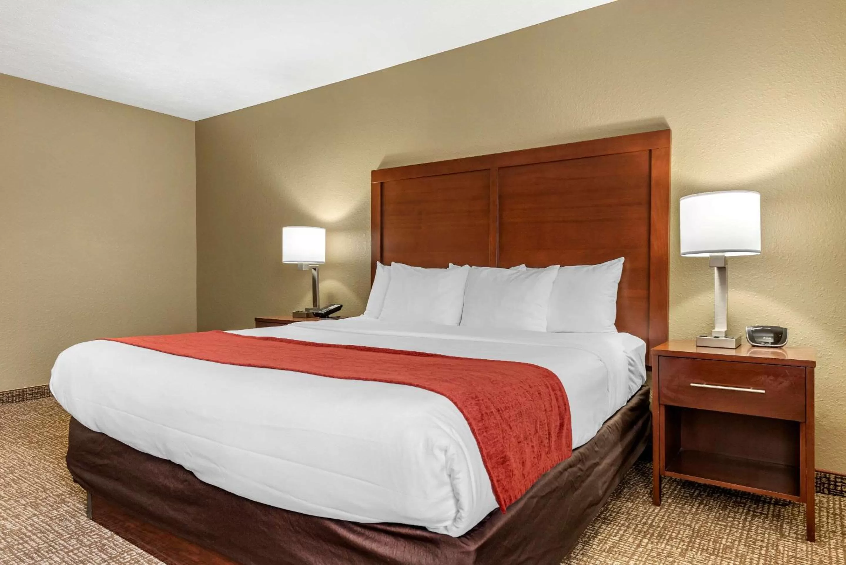 Bedroom in Comfort Inn & Suites Cincinnati Eastgate