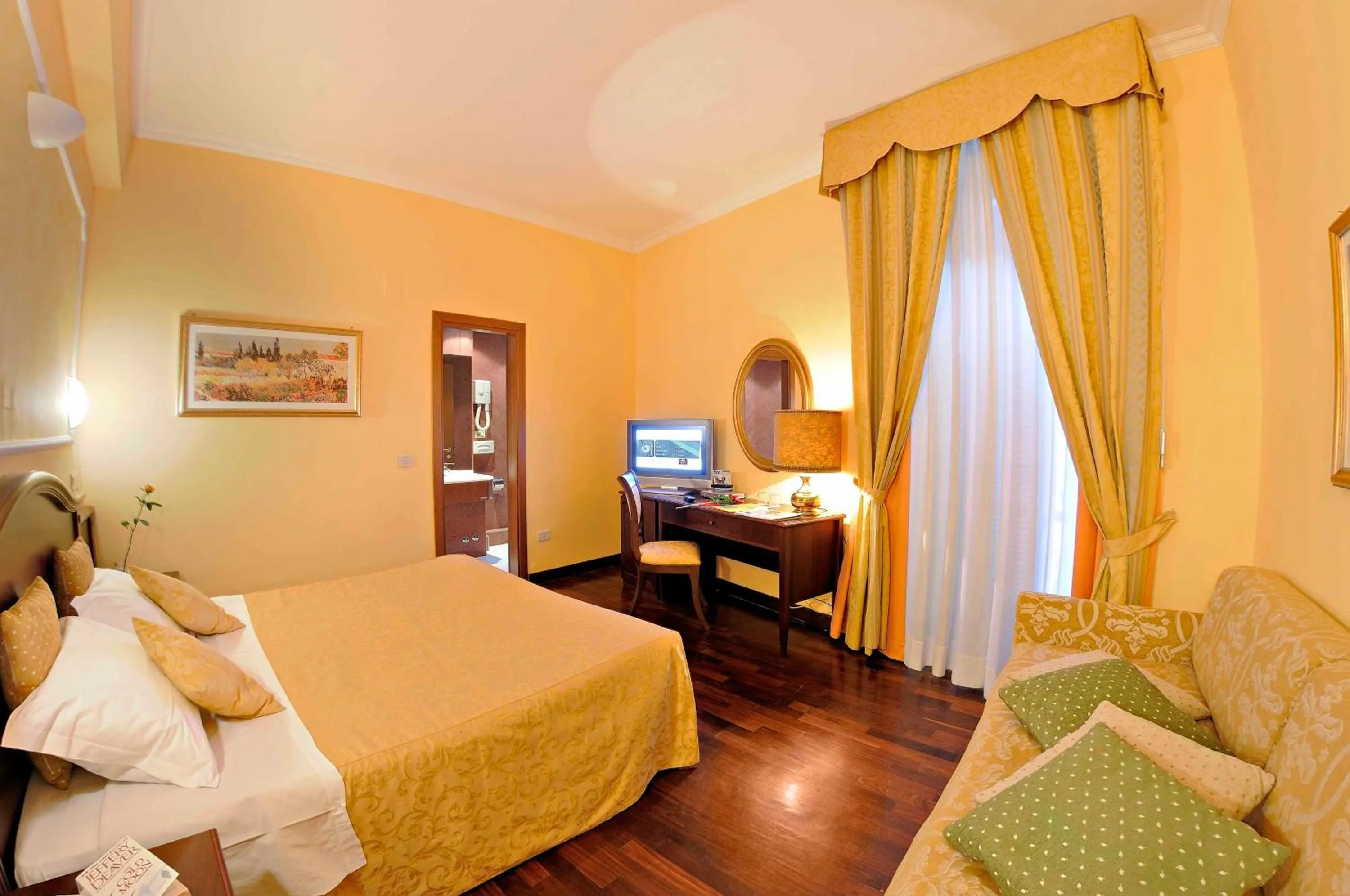 Photo of the whole room, Bed in Grand Hotel Italia