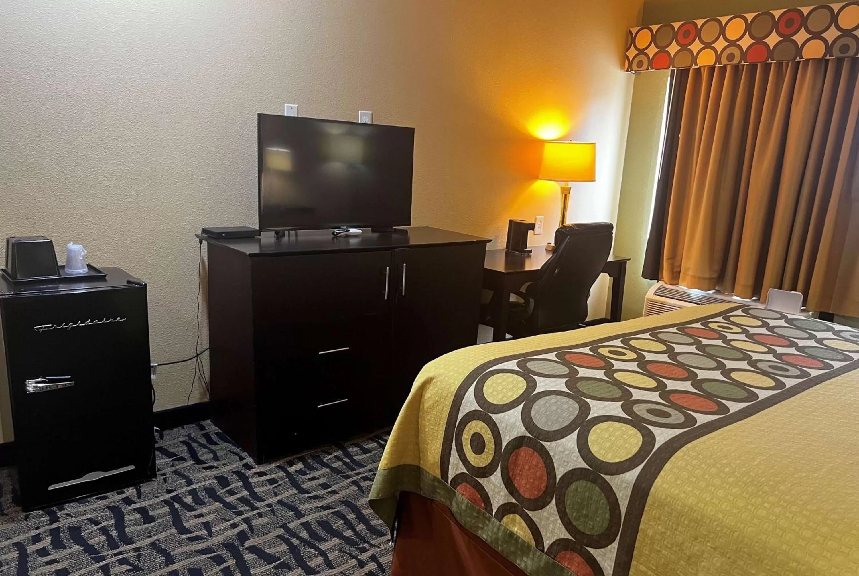 Photo of the whole room, Bed in Super 8 by Wyndham Pasadena