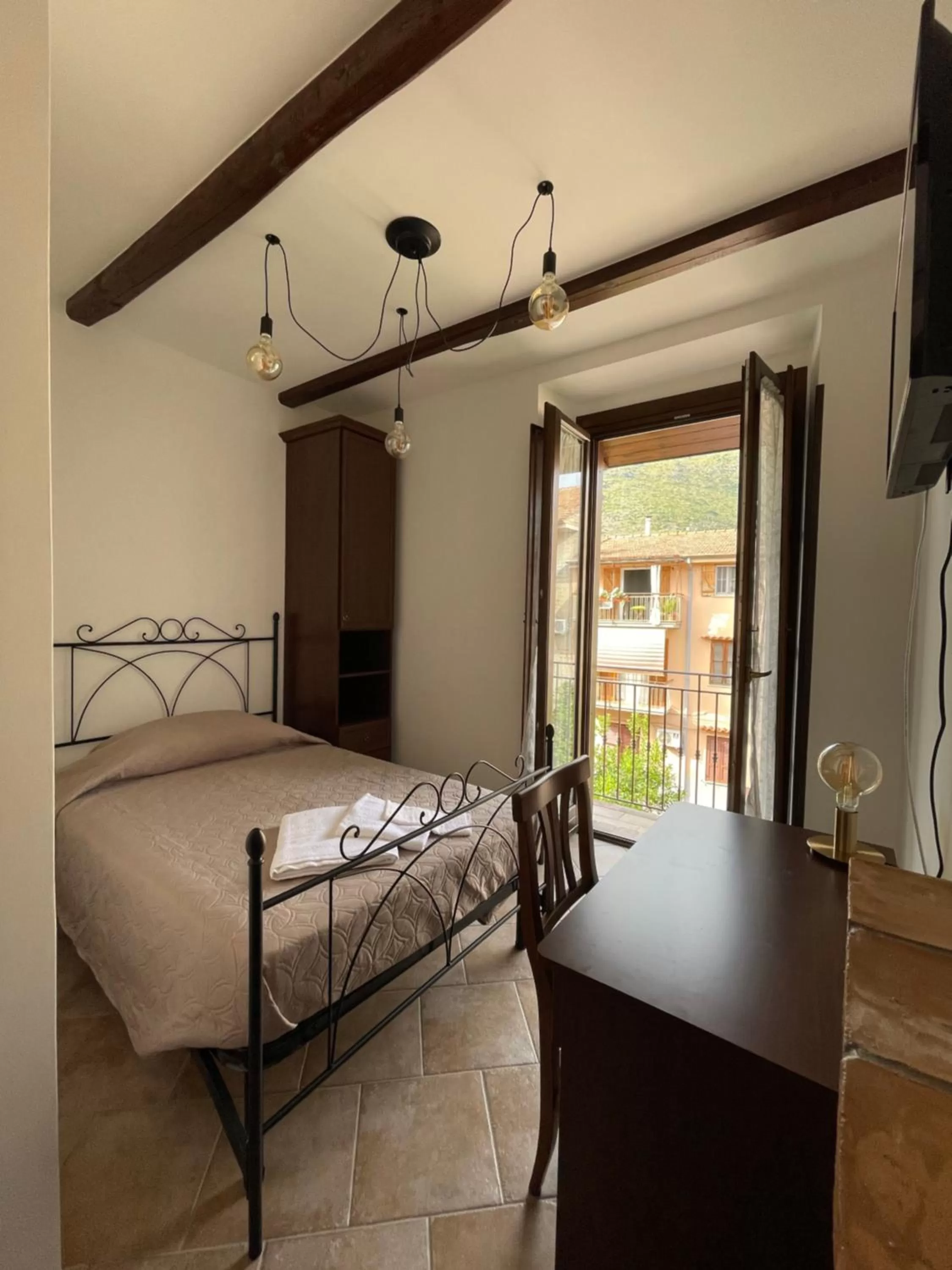 Photo of the whole room, Bed in La Vie En Rose