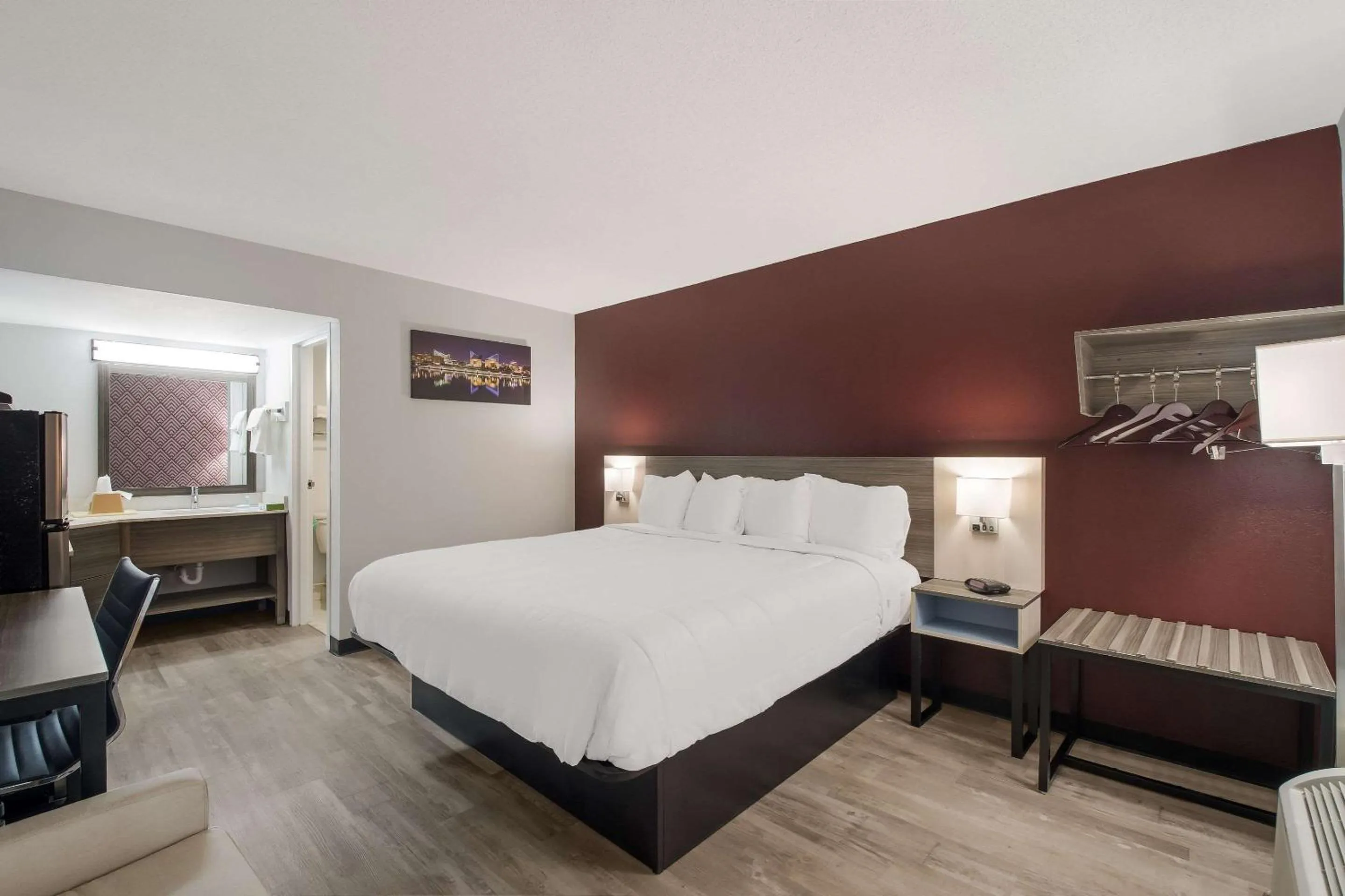 Bedroom, Bed in Suburban Studios Cleveland Central