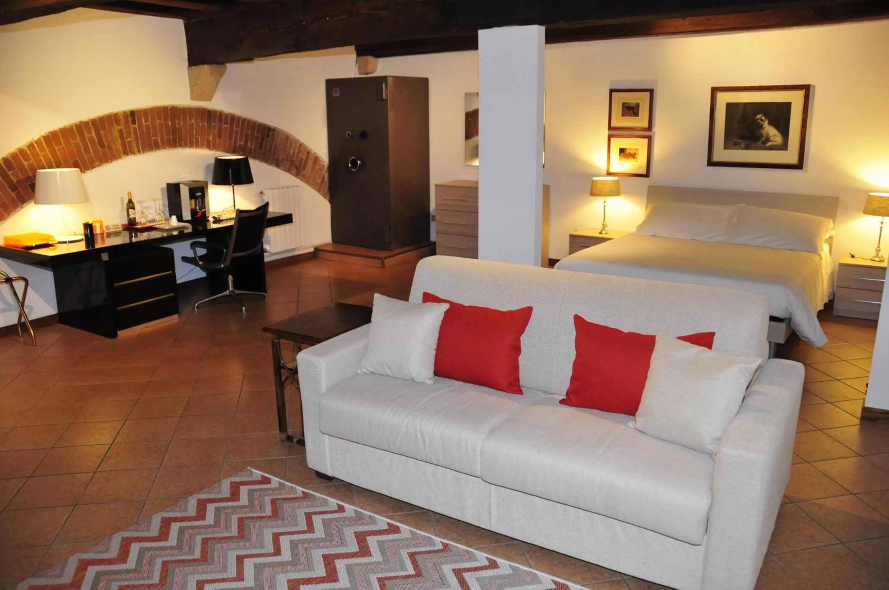 Photo of the whole room in Diaz 18