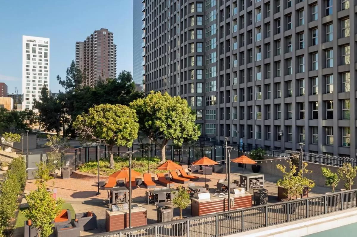 Property building in Amazing DTLA View 1bd Full Kitchen Free Private Parking.