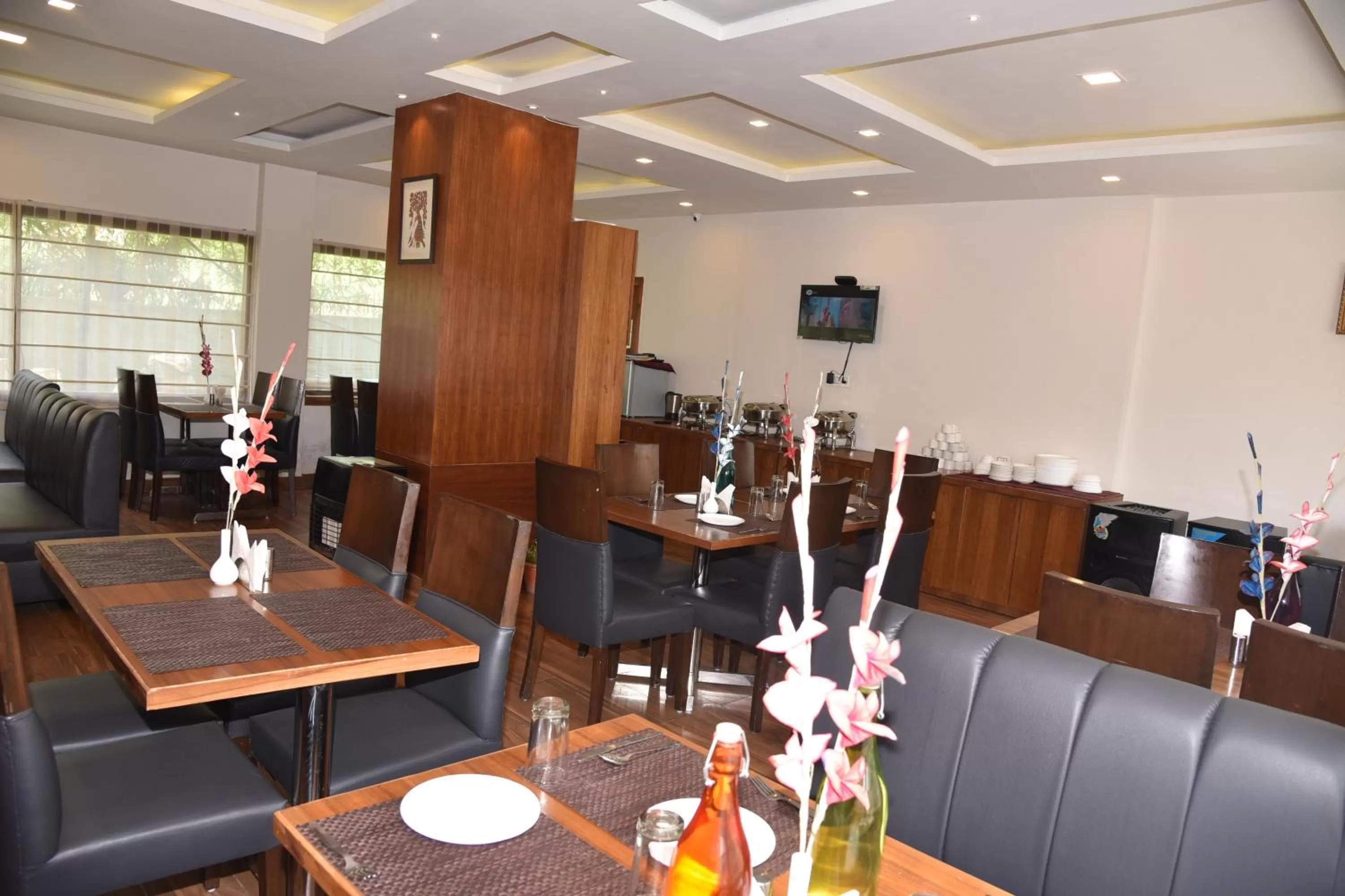 Restaurant/Places to Eat in Hotel Ambika Resort Manali