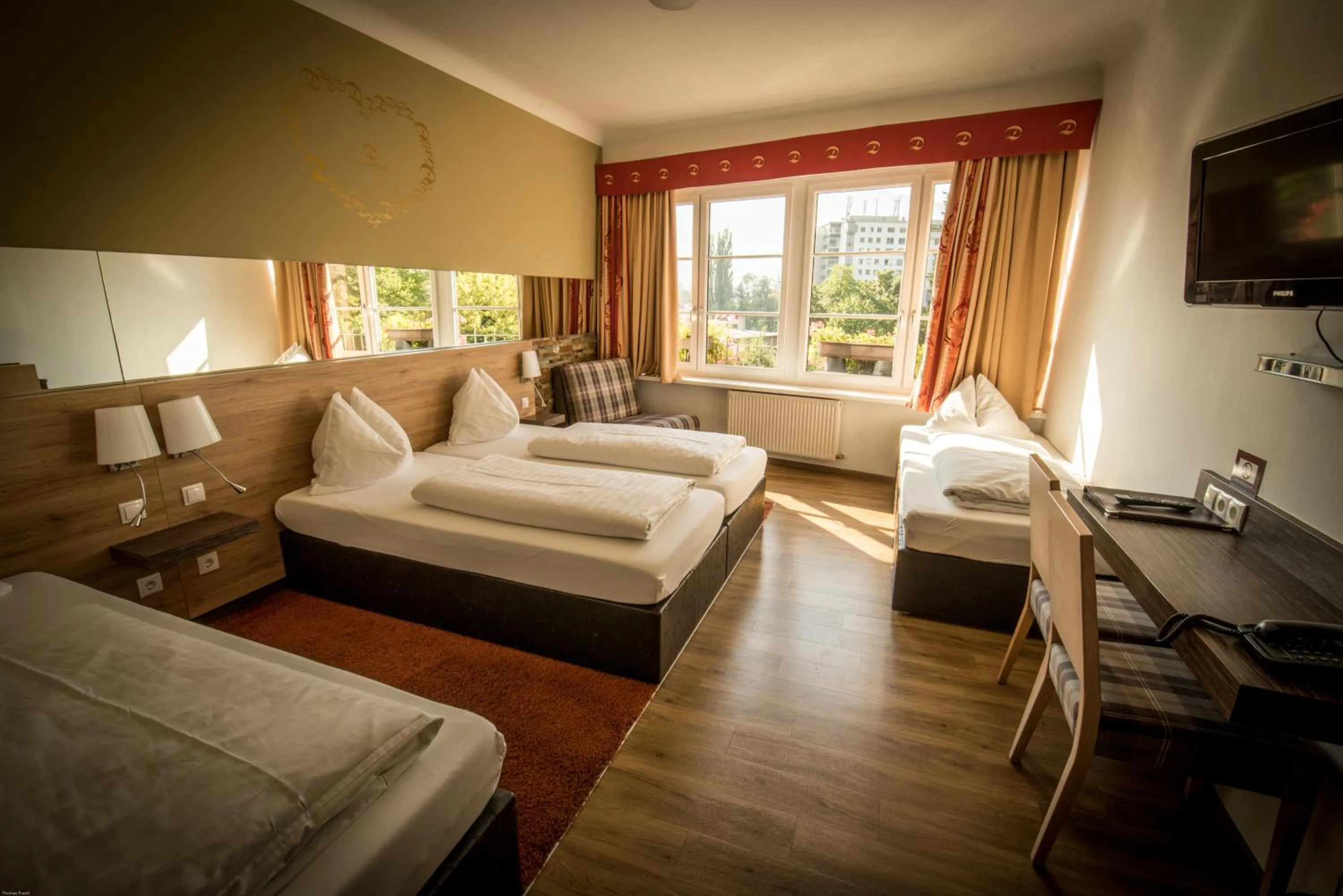 Photo of the whole room, Bed in Dollinger