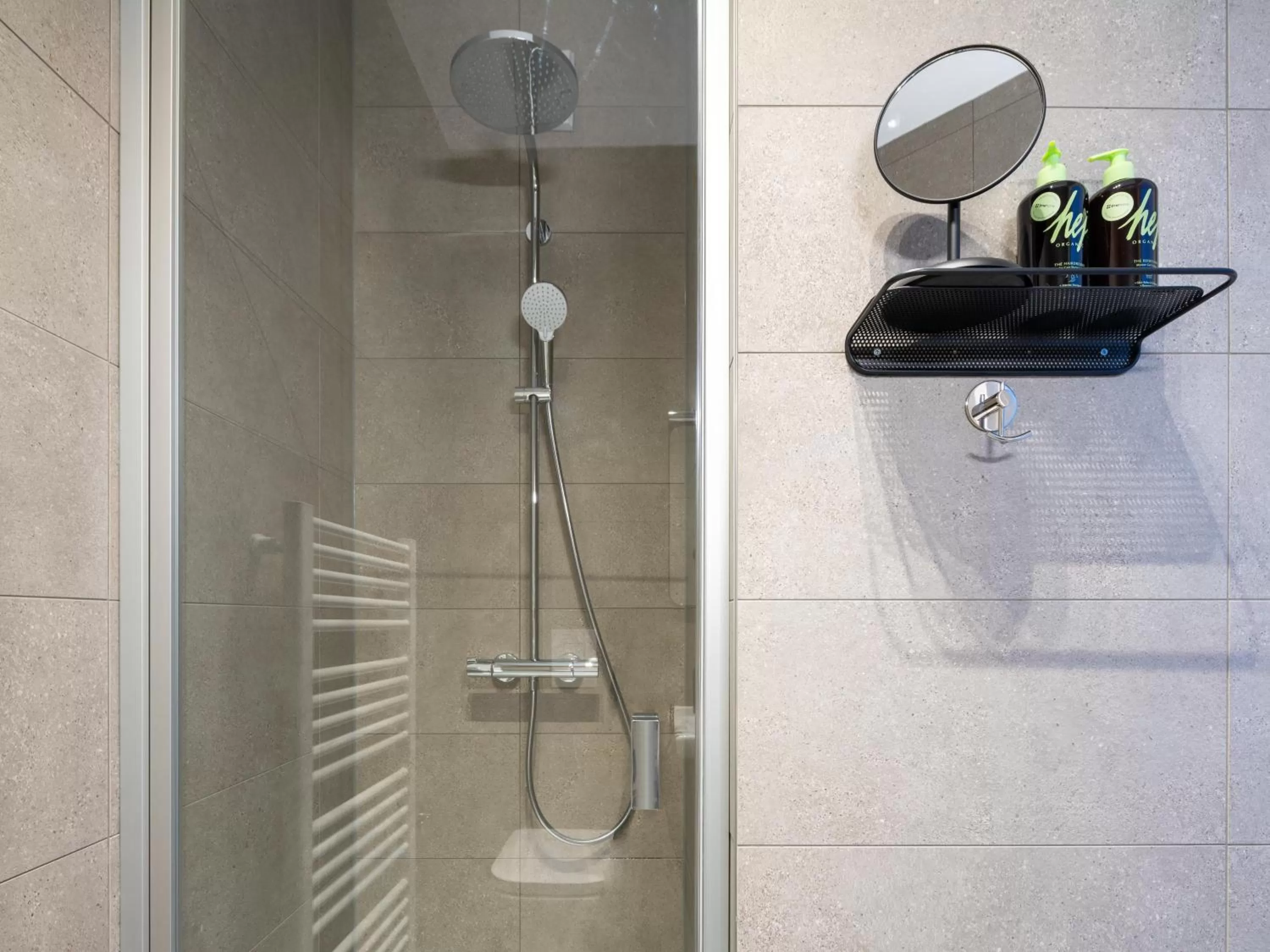 Bathroom in Limehome Frankfurt Gutleutstraße - Digital Access