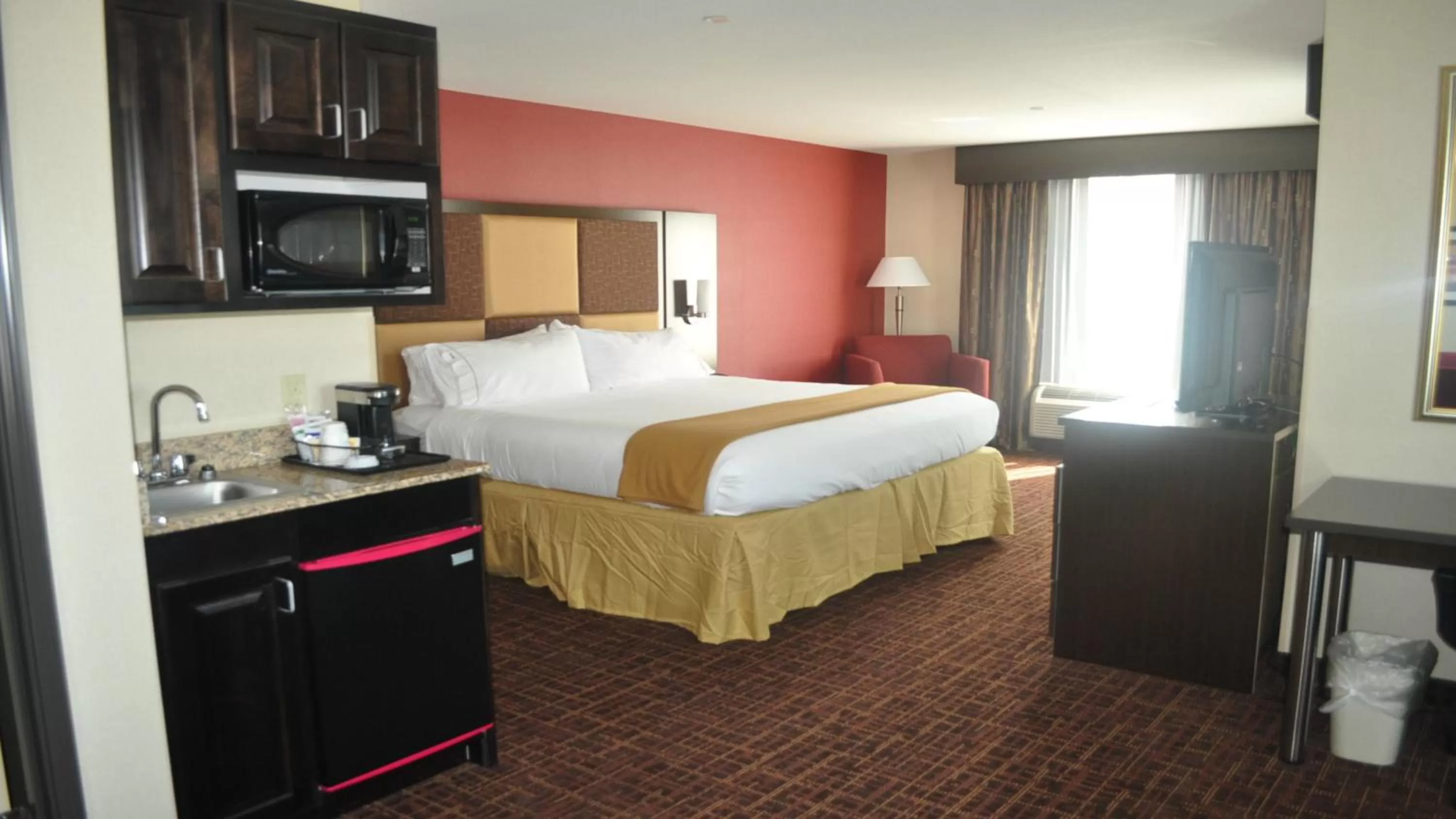 Photo of the whole room, Bed in Holiday Inn Express Greensburg by IHG