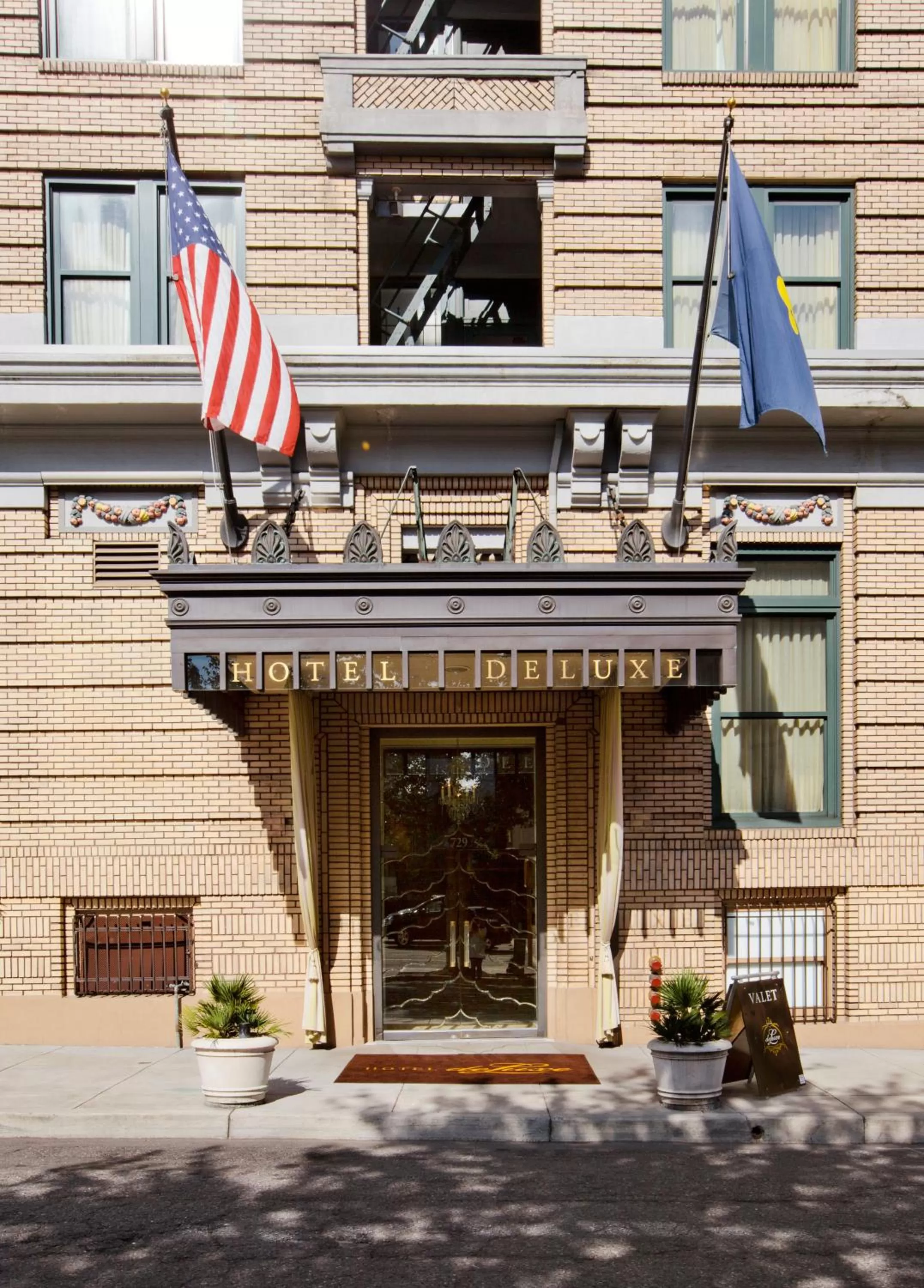 Facade/entrance in Hotel DeLuxe