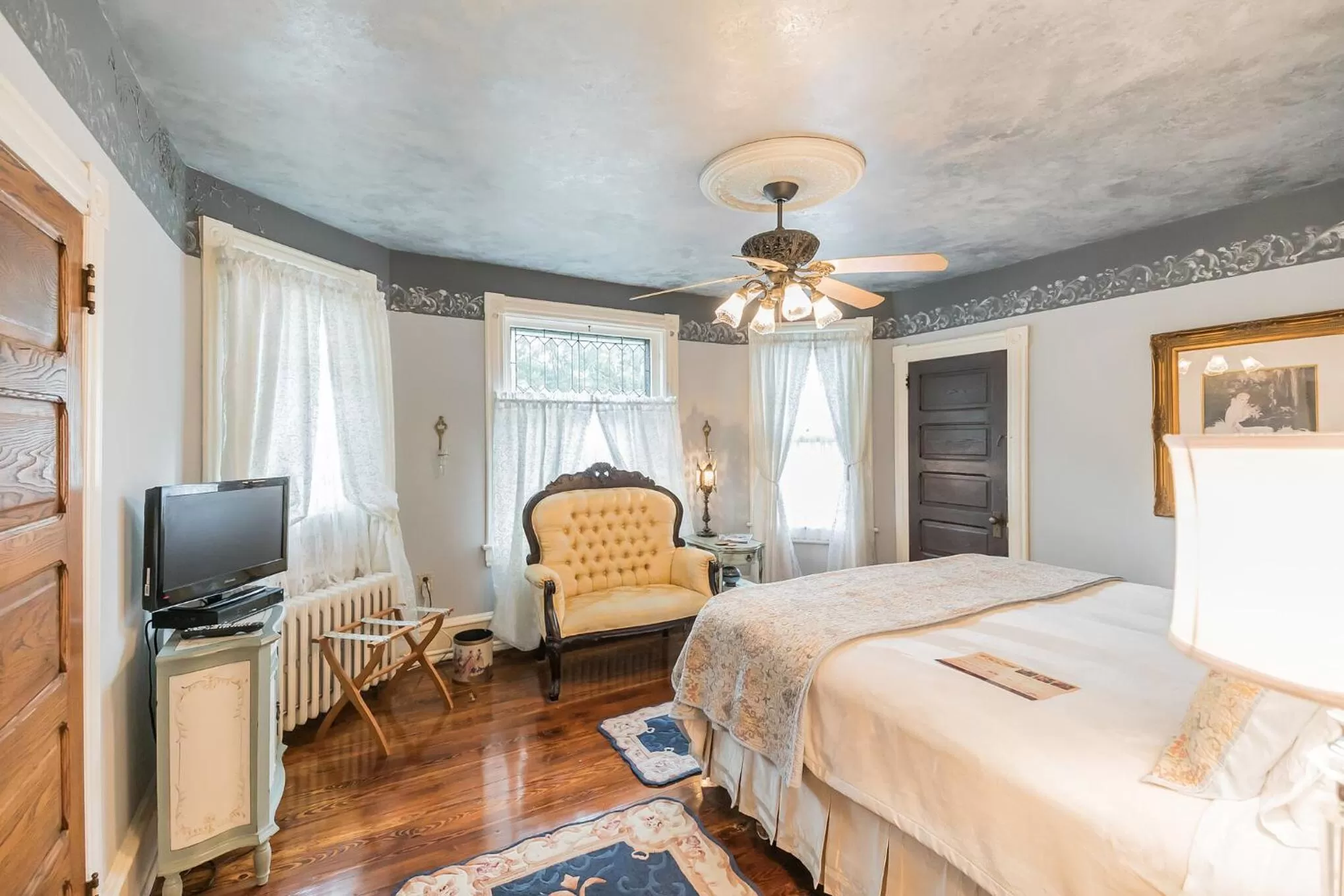 Bedroom, Bed in The Inn on Holly B&B