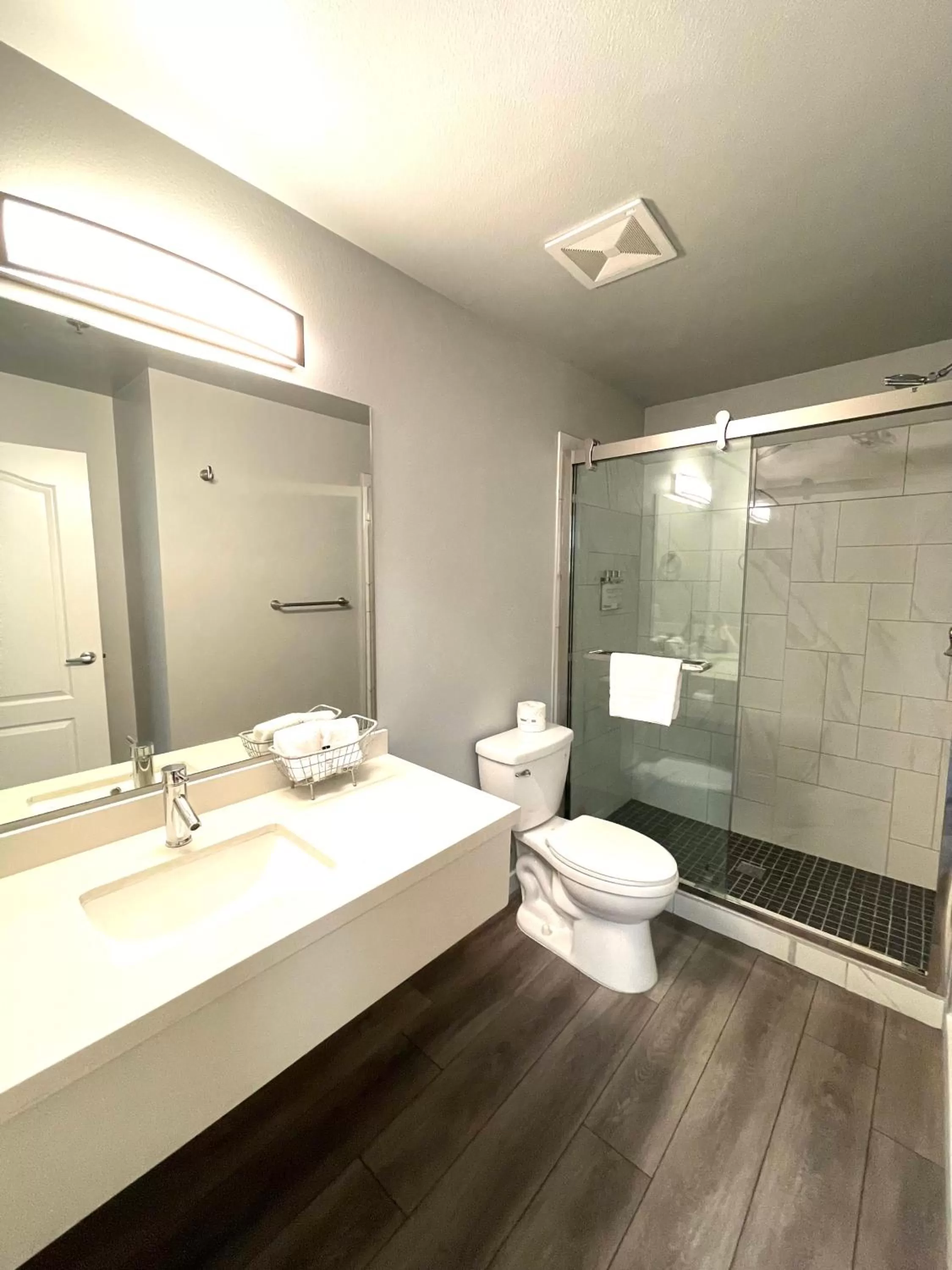 Bathroom in Tides Inn & Suites