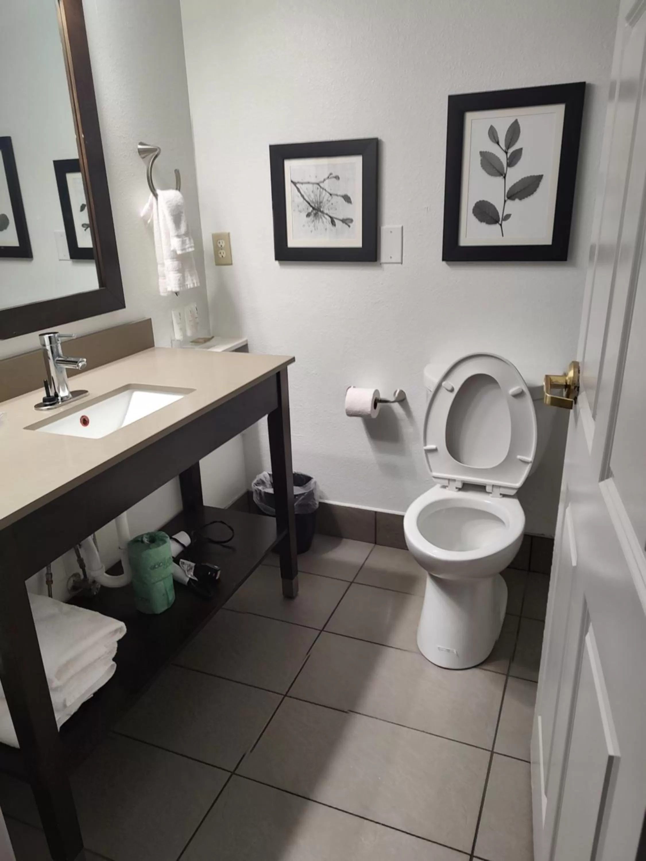 Bathroom in Country Inn & Suites by Radisson, Hinesville, GA